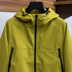 Loro Piana 诺悠翩雅 棉衣夹克外套,简约而利落的帽领设计便足以吸引你的目光。不仅为整体造型增添了一份干练与精神 Loro Piana 诺悠翩雅 棉衣夹克外套,简约而利落的帽领设计便足以吸引你的目光。不仅为整体造型增添了一份干练与精神
