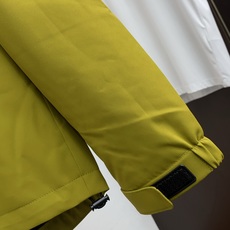 Loro Piana 诺悠翩雅 棉衣夹克外套,简约而利落的帽领设计便足以吸引你的目光。不仅为整体造型增添了一份干练与精神 Loro Piana 诺悠翩雅 棉衣夹克外套,简约而利落的帽领设计便足以吸引你的目光。不仅为整体造型增添了一份干练与精神