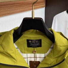 Loro Piana 诺悠翩雅 棉衣夹克外套,简约而利落的帽领设计便足以吸引你的目光。不仅为整体造型增添了一份干练与精神 Loro Piana 诺悠翩雅 棉衣夹克外套,简约而利落的帽领设计便足以吸引你的目光。不仅为整体造型增添了一份干练与精神
