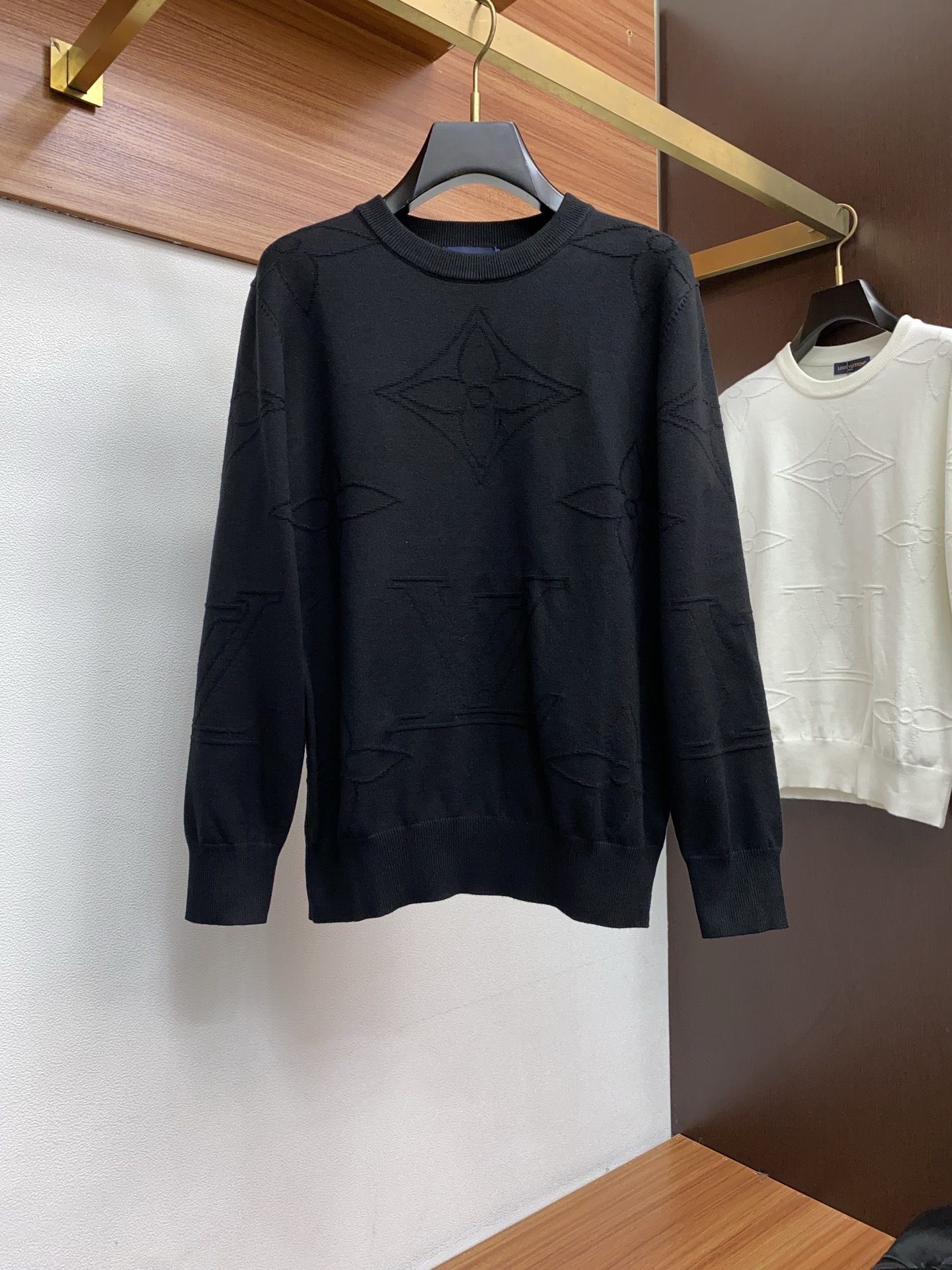 NO:596305,1v Louis Vuitton 2025 official website latest round neck sweater for autumn and winter, popular models are on sale at the counter at the same time!  Specially made of wool blended fabric. It feels comfortable. It can be directly in contact with the skin. The logo badge is exquisitely embroidered, which is extremely eye-catching!  The details highlight the fashionable charm of big brands. Exquisite workmanship. Three-dimensional cutting style. The wearing effect is invincible and handsome!  All three standards are complete!  Size M-3XL,,louis vuitton,sweaters,alexander wang198609091v路易威登 2025官网秋冬季最新款圆领毛衣,专柜同步在售爆款！特供羊毛混纺面料.手感舒适.可直接接触皮肤,logo徽章精致刺绣标志,极为抢眼！细节凸显大牌时尚魅力.精致做工.立体裁剪风格.穿着效果无敌帅气！三标齐全！码数M-3XL,,louis vuitton,sweaters,alexander wang,Men's clothing