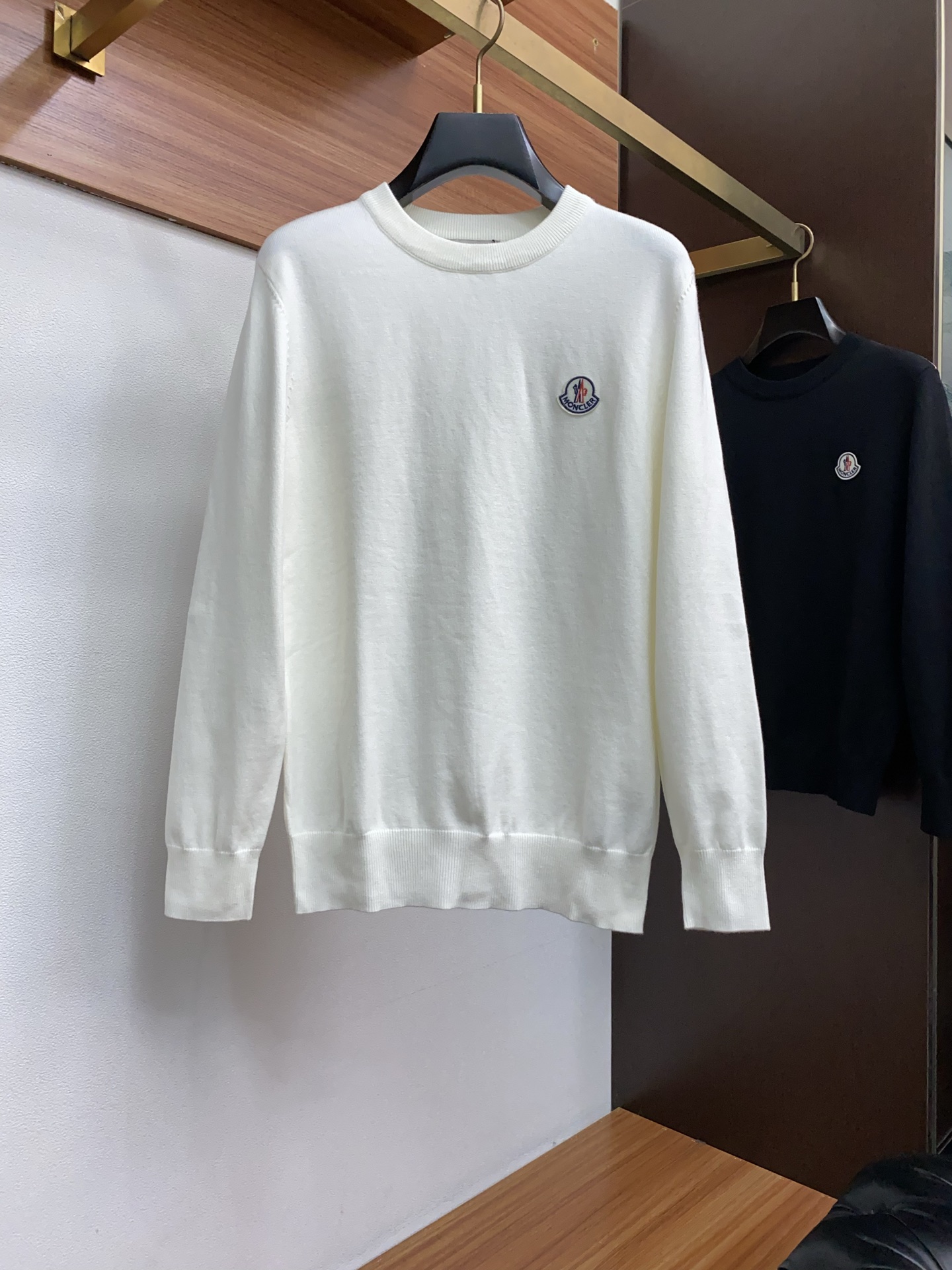 NO:596328,Mengkou 2025 official website latest round neck sweater for autumn and winter, popular models are on sale at the counter at the same time!  Specially made of wool blended fabric. It feels comfortable. It can be directly in contact with the skin. The logo badge is exquisitely embroidered, which is extremely eye-catching!  The details highlight the fashionable charm of big brands. Exquisite workmanship. Three-dimensional cutting style. The wearing effect is invincible and handsome!  All three standards are complete!  Size M-3XL,,Moncler,sweaters,alexander wang19860909蒙口 2025官网秋冬季最新款圆领毛衣,专柜同步在售爆款！特供羊毛混纺面料.手感舒适.可直接接触皮肤,logo徽章精致刺绣标志,极为抢眼！细节凸显大牌时尚魅力.精致做工.立体裁剪风格.穿着效果无敌帅气！三标齐全！码数M-3XL,,Moncler,sweaters,alexander wang,Men's clothing