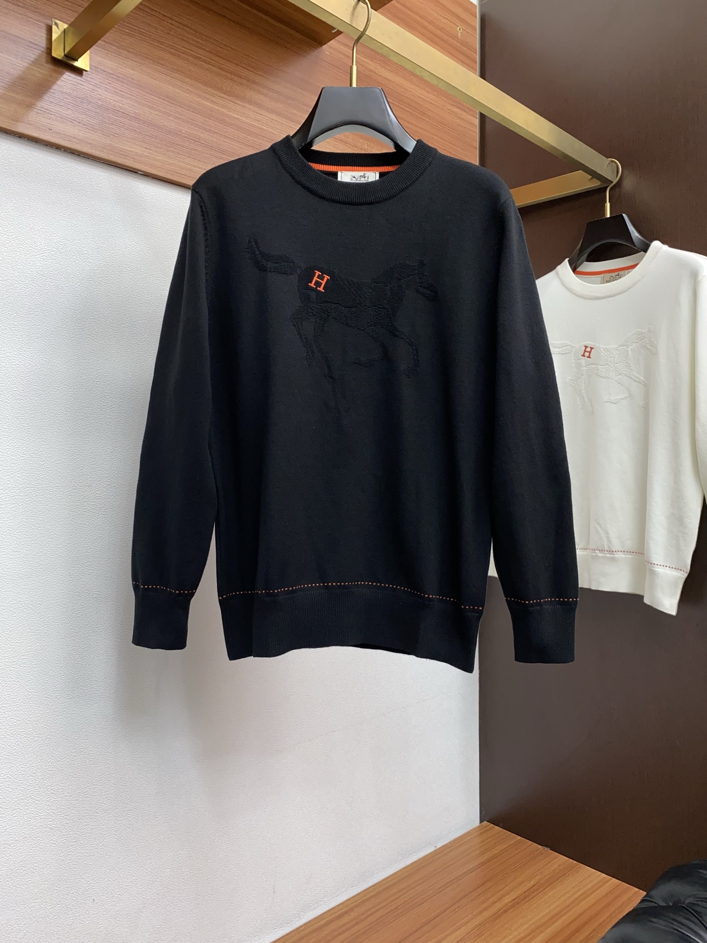 NO:596331,The latest round-neck sweaters for fall and winter on the Hermès official website for 2025 are now on sale at the counters!  Specially made of wool blended fabric. It feels comfortable. It can be directly in contact with the skin. The logo badge is exquisitely embroidered, which is extremely eye-catching!  The details highlight the fashionable charm of big brands. Exquisite workmanship. Three-dimensional cutting style. The wearing effect is invincible and handsome!  All three standards are complete!  Size M-3XL,,hermes,sweaters,alexander wang19860909爱马仕 2025官网秋冬季最新款圆领毛衣,专柜同步在售爆款！特供羊毛混纺面料.手感舒适.可直接接触皮肤,logo徽章精致刺绣标志,极为抢眼！细节凸显大牌时尚魅力.精致做工.立体裁剪风格.穿着效果无敌帅气！三标齐全！码数M-3XL,,hermes,sweaters,alexander wang,Men's clothing