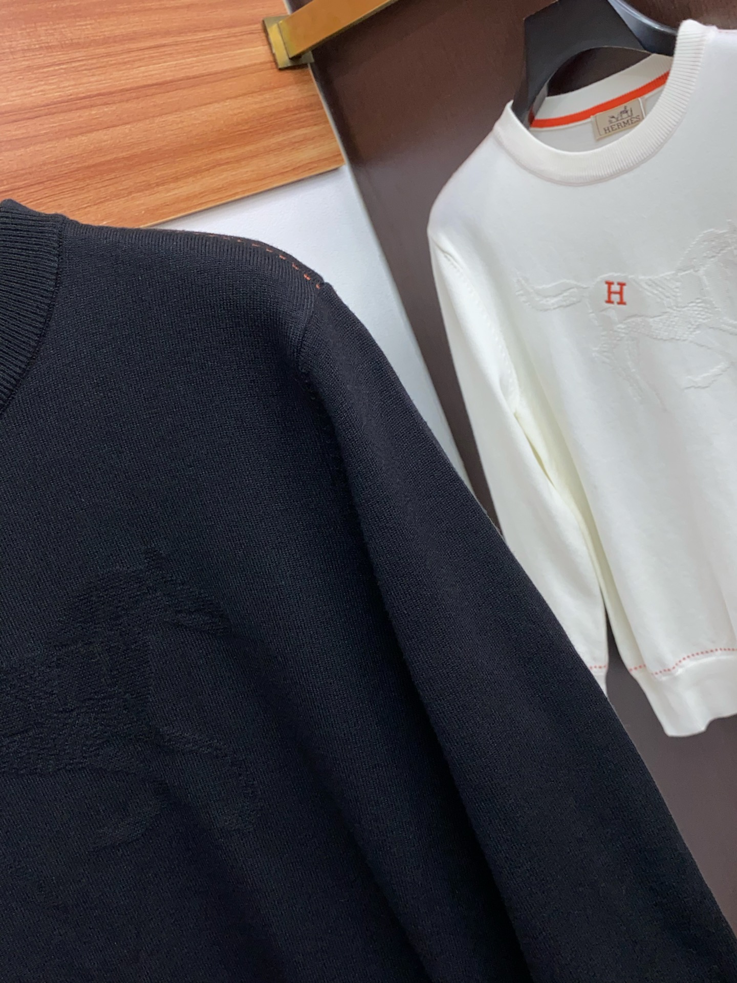 🌾爱马仕 2025官网秋冬季最新款圆领毛衣，专柜同步在售爆款！特供羊毛混纺面料.手感舒适.可直接接触皮肤