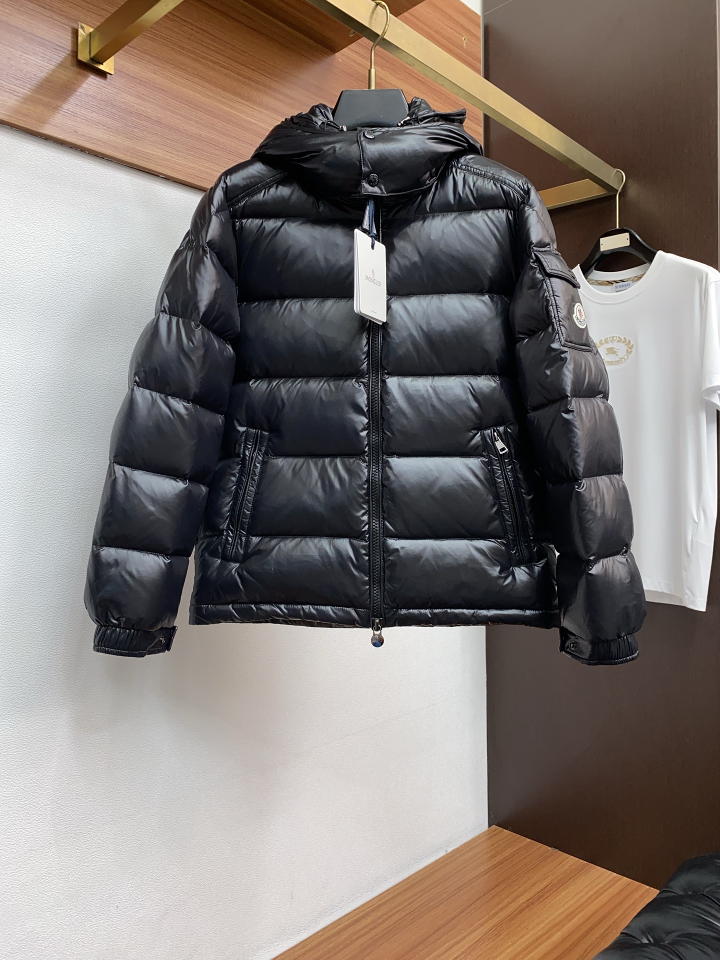 NO:623522,Mengkou high-end recommended products, autumn and winter men's original single down jacket!  Aristocratic blood, full of fluffiness, cold-proof artifact, high-end top-notch ready-to-wear, integrated with fashion design elements, not dominated by functionality, practical wear on the high street. The filling is imported high-grade 90 white duck down feathers, which are high in weight and thick, with excellent quick heating and heat preservation effects. It gathers Zegna traditional craft symbol pieces, and gives the new season fashion vitality and fashion aesthetic value. The style is both solemn and harmonious, and is the first choice for urban elite men.  Size M-3xL,,zegna,Moncler,down jacket,alexander wang19860909蒙口 高端推荐牛货 秋冬款男士原单羽绒服！贵族血统 蓬松感十足 御寒神器 高端顶尖一线成衣,融入了时装的设计元素,不以功 能性为主导,高街实穿款.填充物为进口高级甄选90白鸭绒羽毛,高克重厚实,速热以及聚温保暖效果极好.聚集了杰尼亚传统工艺 符号片, 并赋予了新一季时尚活力和时装美学价值,亦庄亦谐的风格,都市精英男士首选. 尺码M-3xL,,zegna,Moncler,down jacket,alexander wang,Men's clothing