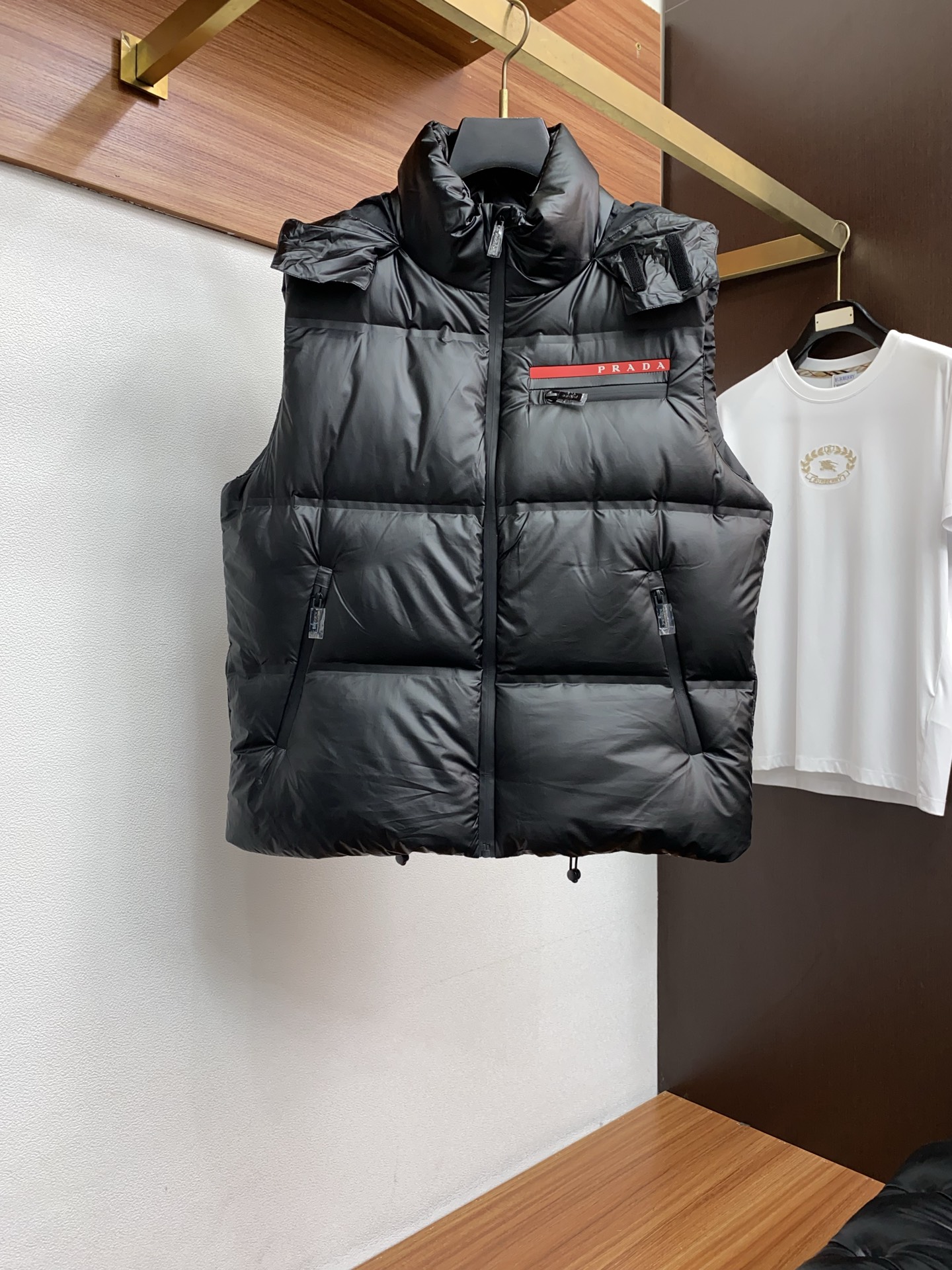 NO:599353,Prada's latest original autumn and winter down vest is filled with 90% white duck down, which is a holy product with both resilience and warmth!  This fabric is made of top-quality nylon fabrics supplied by domestic customers. The surface of the fabric is customized in the same cylinder as the matt technology fabric. The nylon fabric material has a soft feel. The body is light and functional, and the brand logo design logo embellishes the overall style of the body, creating a unique color matching aesthetic for this season, a low-key and unobtrusive wearing style. Size M-3xl, prada, down jacket, alexander wang19860909普拉达 秋冬最新原版 羽绒马甲 内填充90白鸭绒 ,回弹性与保暖性兼圣品！ 这款采用国内客供顶级的尼龙织物面料 面料表面的专柜同缸定制亚光科技面料 尼龙织物的材质柔软手感.衣身质地轻盈兼具功能性,品牌logo设计标识点缀,提亮衣身整体格调,打造出本季独特色彩搭配美学,低调而不张扬的穿着风格.码数M-3xl,,prada,down jacket,alexander wang,Men's clothing