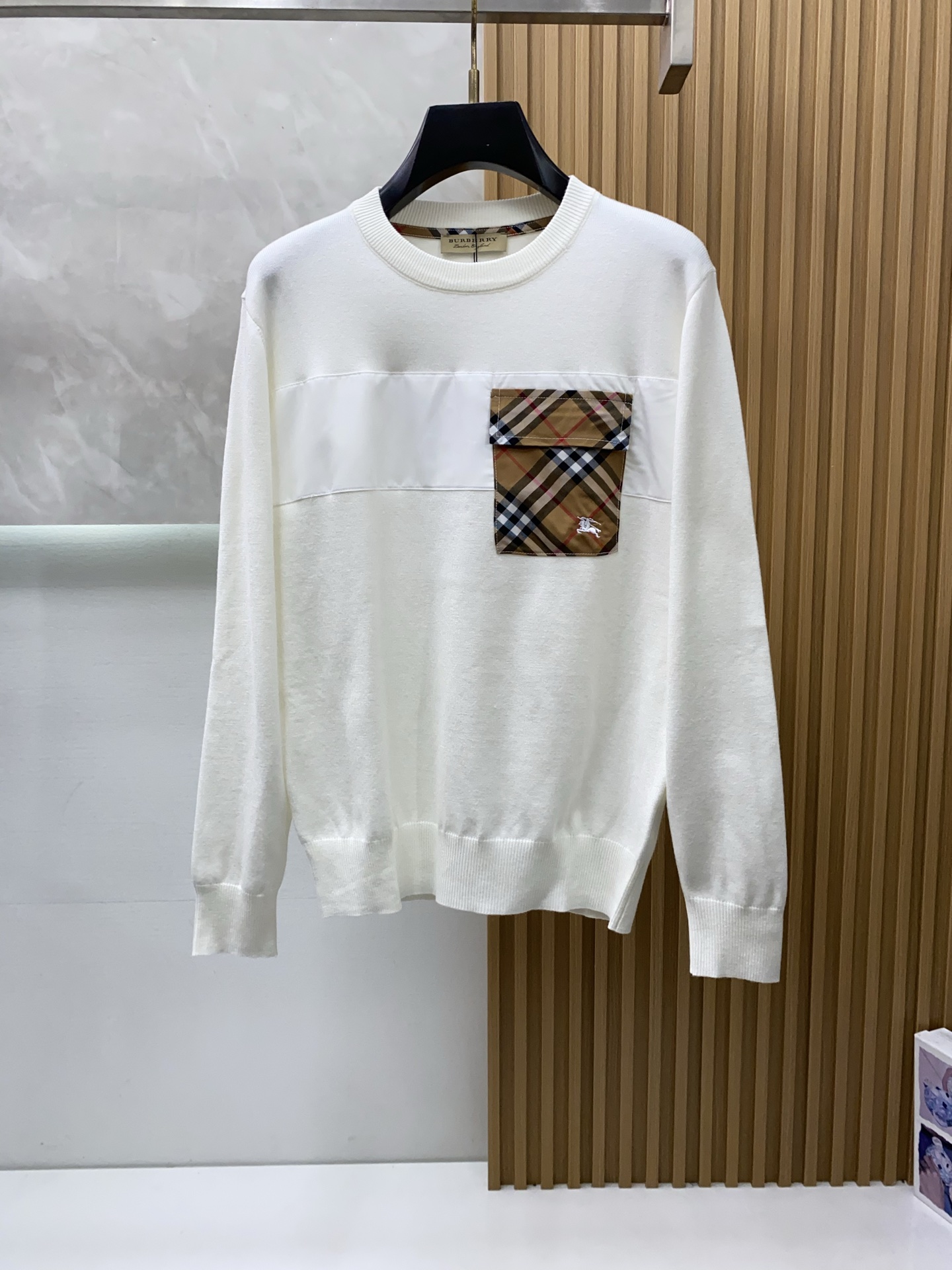 NO:595649,Burberry’s latest 2025 autumn and winter round neck sweaters are on sale at the counters simultaneously!  Specially made of wool blended fabric. It feels comfortable. It can be directly in contact with the skin. The logo badge is exquisitely embroidered, which is extremely eye-catching!  The details highlight the fashionable charm of big brands. Exquisite workmanship. Three-dimensional cutting style. The wearing effect is invincible and handsome!  All three standards are complete!  Size M-3XL,,burberry,sweaters,alexander wang19860909巴宝莉 2025官网秋冬季最新款圆领毛衣,专柜同步在售爆款！特供羊毛混纺面料.手感舒适.可直接接触皮肤,logo徽章精致刺绣标志,极为抢眼！细节凸显大牌时尚魅力.精致做工.立体裁剪风格.穿着效果无敌帅气！三标齐全！码数M-3XL,,burberry,sweaters,alexander wang,Men's clothing