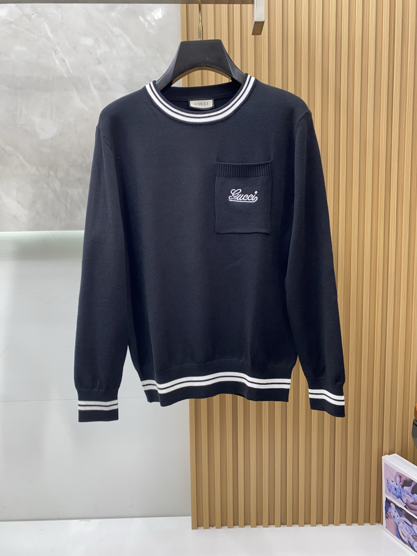 NO:595647,Gucci’s latest 2025 autumn and winter crew neck sweaters are on sale at the counters simultaneously!  Specially made of wool blended fabric. It feels comfortable. It can be directly in contact with the skin. The logo badge is exquisitely embroidered, which is extremely eye-catching!  The details highlight the fashionable charm of big brands. Exquisite workmanship. Three-dimensional cutting style. The wearing effect is invincible and handsome!  All three standards are complete!  Size M-3XL,,sweaters,alexander wang19860909古奇 2025官网秋冬季最新款圆领毛衣,专柜同步在售爆款！特供羊毛混纺面料.手感舒适.可直接接触皮肤,logo徽章精致刺绣标志,极为抢眼！细节凸显大牌时尚魅力.精致做工.立体裁剪风格.穿着效果无敌帅气！三标齐全！码数M-3XL,,sweaters,alexander wang,Men's clothing