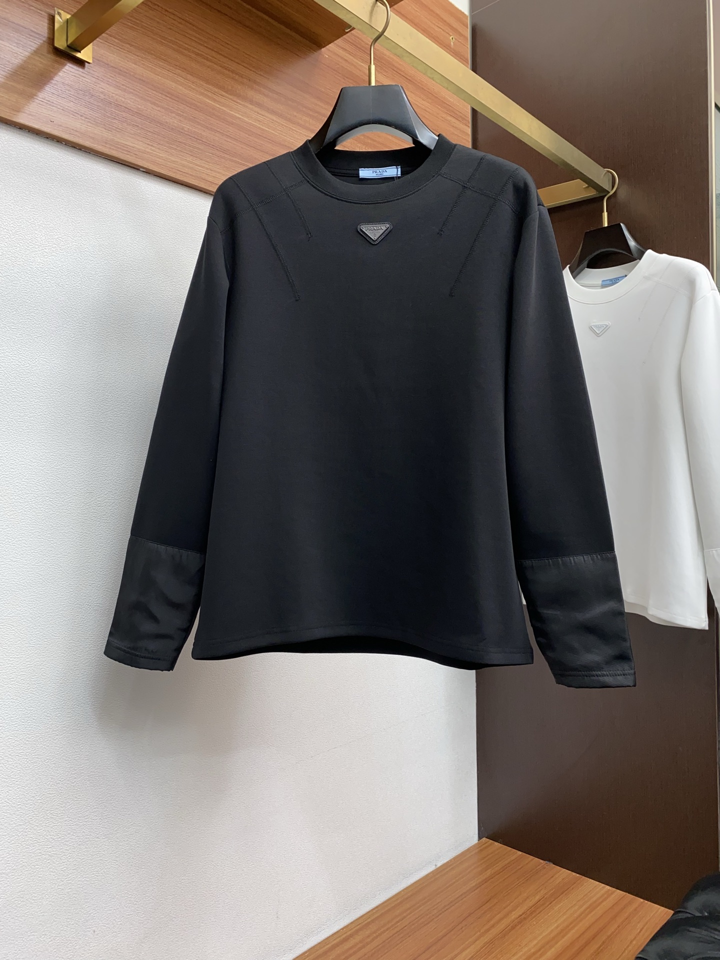 NO:596298,Prada Men's Autumn and Winter Fashion Men's Long-Sleeved Sweatshirt 25th Autumn and Winter New Products, Popular TOP Items in Buyer's Stores, Frequent Style Interpretations by Star Fashion Bloggers!  A very star-level item with a very high appearance. The whole design is still based on the brand's aesthetic design and is quite recognizable. The brand's latest iconic icon is mounted on the chest, which strongly symbolizes the brand's status. The turtle back is printed with the latest printing pattern of the season, which is both grand and connotative. It is full of details and fully embodies the brand's low-key and luxurious style. The overall vision is full of vitality and youthfulness, and the upper body is full of temperament!  We provide customers with high-end imported ready-made custom-woven fabrics, which are custom-woven and dyed in the ready-to-wear process of well-known Italian workshops. The bottom of the fabric has been sanded and processed. It is an extremely luxurious and special material. The fabric properties are all excellent. The mesh structure is delicate and natural, with perfect combination of comfort and breathability. The tactile experience is self-evident, and you can enjoy the ultimate luxury!  The upper body effect is impeccable. It can support the entire appearance in the matching season. It is an excellent tool for matching the season's styling. It is very brilliant whether it is worn inside or on its own. It is an indispensable item in the wardrobe!  Size Xs-L,,prada,hoodie,sweatshirts,alexander wang19860909普拉达 秋冬时装款男士长袖卫衣 25年秋冬新品,买手店人气TOP单品,各路明星时尚博主高频穿搭演绎！ 非常明星级的一款单品,颜值度极高,通体的设计造型仍然以品牌美学设计为基调,辨识度颇为鲜明,胸前搭载品牌最新标识性精美图标,强有力的象征品牌地位,龟背印有当季最新印花图案,即大气又有内涵,细节感满满,充分体现了品牌低调且奢华的风格,整体的视觉充满活力和年轻态,上身满满的气质！ 客供高级进口成衣定织面料,意大利老牌工坊成衣工序定织定染,面料底部做了磨毛工艺处理,极为奢华特殊的材质,面料属性皆为上乘,网眼结构细腻自然,舒适性与透气性完美兼备,触感体验不言而喻,奢华极致享受！ 上身效果无可挑剔,在搭配季可以撑起整个颜值担当,搭配季拗造型的极佳利器,无论内搭还是单穿都非常出彩,衣橱不可或缺的单品！尺码Xs-L,,prada,hoodie,sweatshirts,alexander wang,Men's clothing