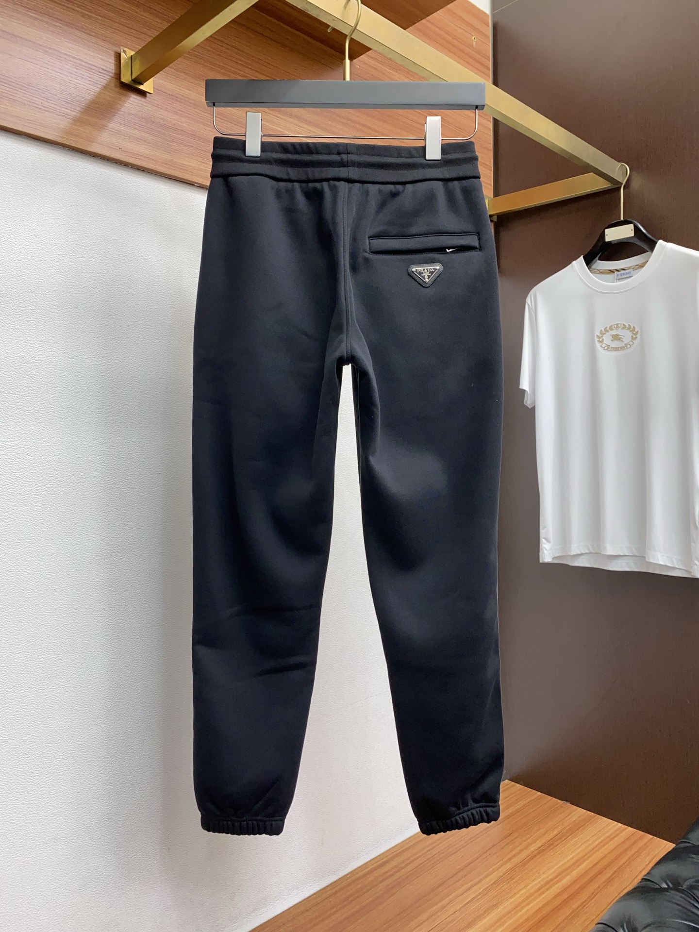 普拉达 2025 秋冬定制加绒休闲裤 干净利落剪裁，都市风十足 采用精纺面料手感软糯干爽，上身效果挺括有