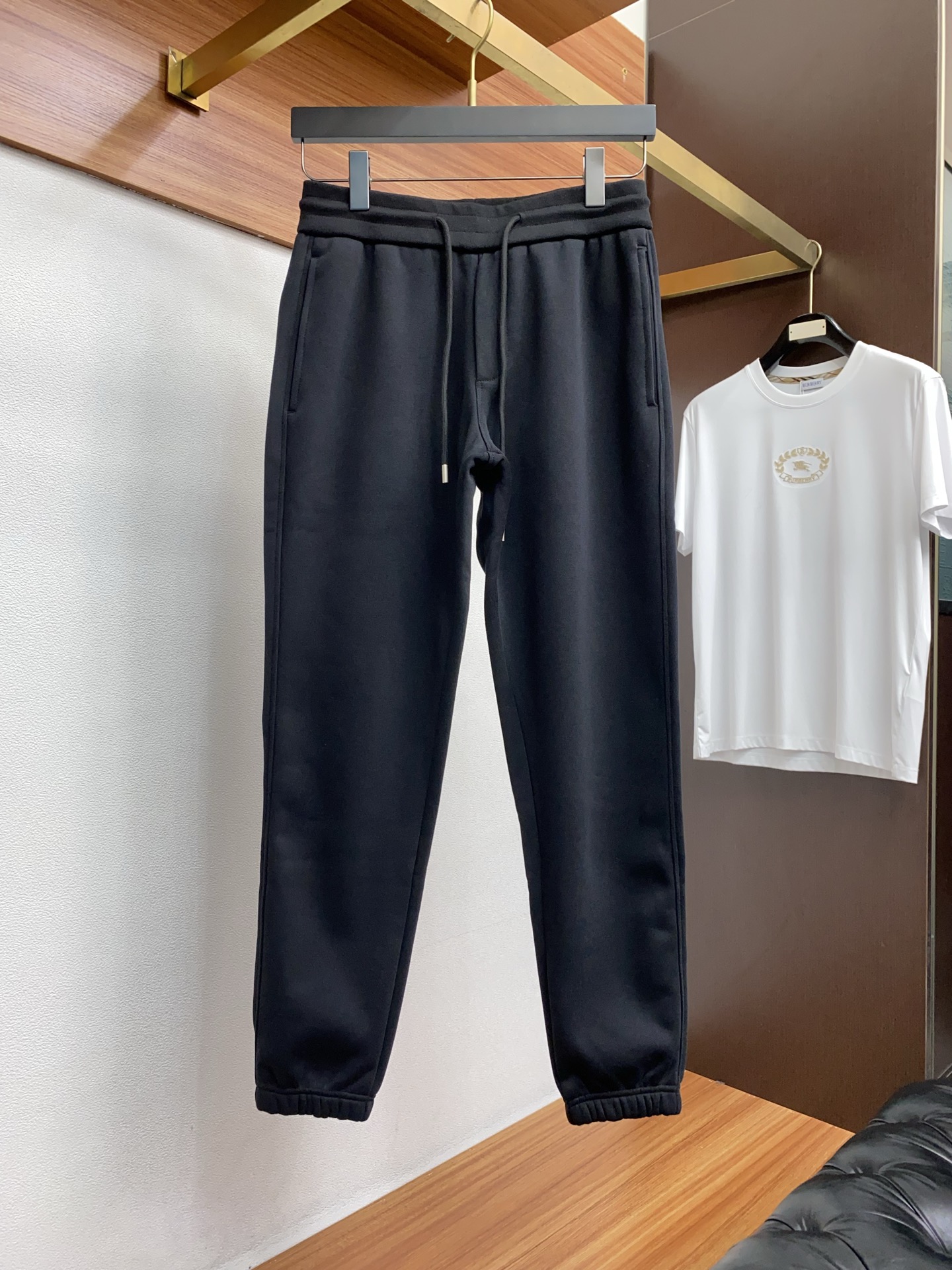 普拉达 2025 秋冬定制加绒休闲裤 干净利落剪裁，都市风十足 采用精纺面料手感软糯干爽，上身效果挺括有