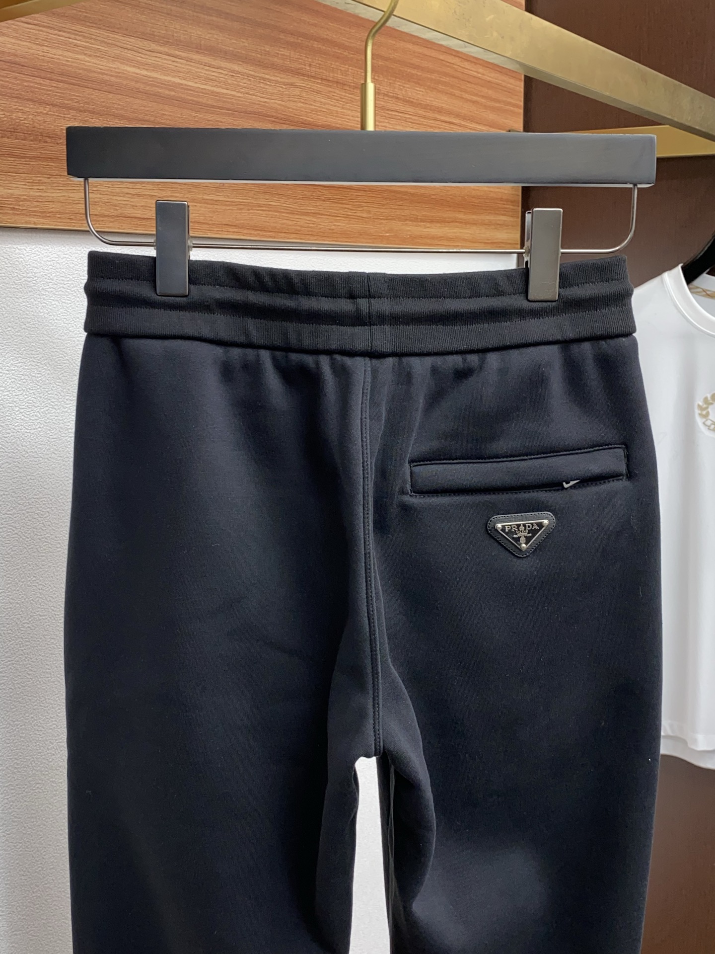 普拉达 2025 秋冬定制加绒休闲裤 干净利落剪裁，都市风十足 采用精纺面料手感软糯干爽，上身效果挺括有