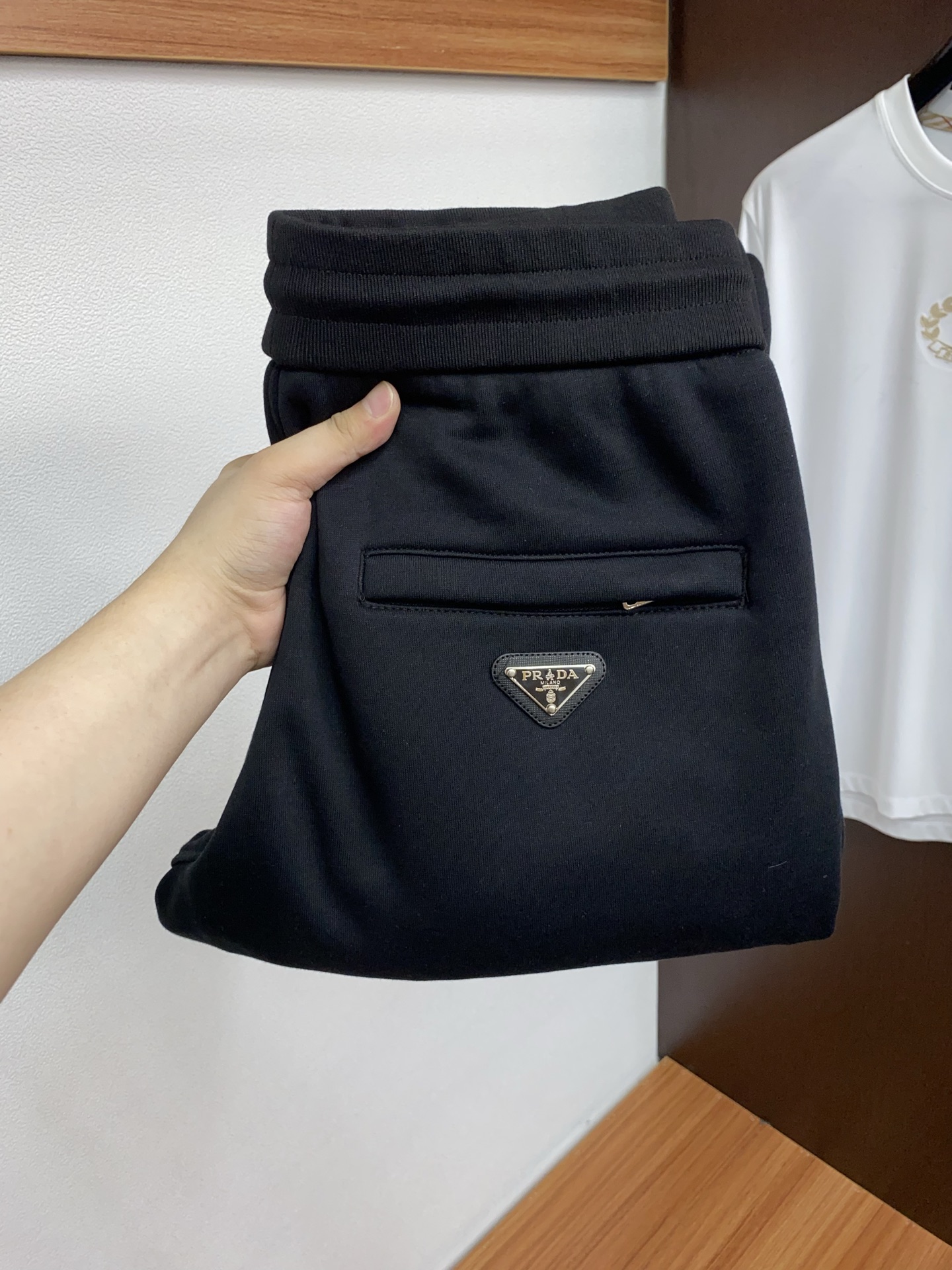 普拉达 2025 秋冬定制加绒休闲裤 干净利落剪裁，都市风十足 采用精纺面料手感软糯干爽，上身效果挺括有