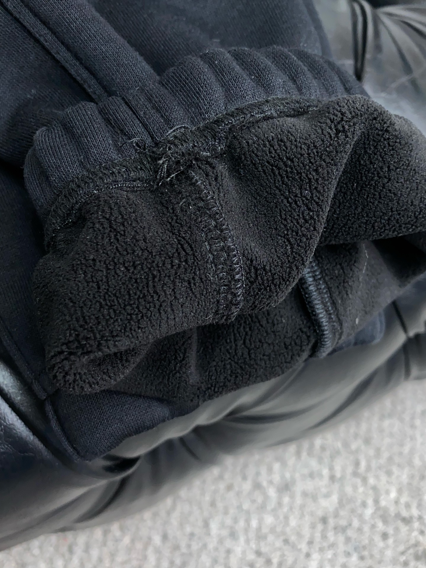 普拉达 2025 秋冬定制加绒休闲裤 干净利落剪裁，都市风十足 采用精纺面料手感软糯干爽，上身效果挺括有