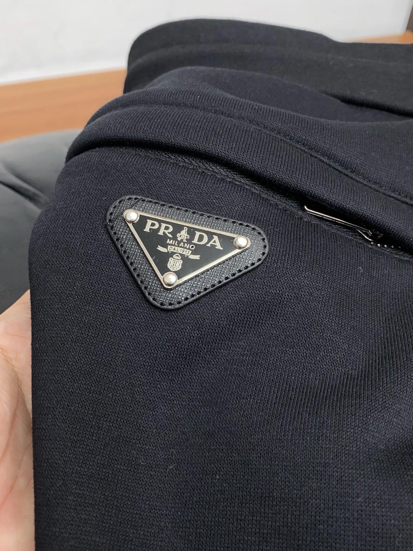 普拉达 2025 秋冬定制加绒休闲裤 干净利落剪裁，都市风十足 采用精纺面料手感软糯干爽，上身效果挺括有