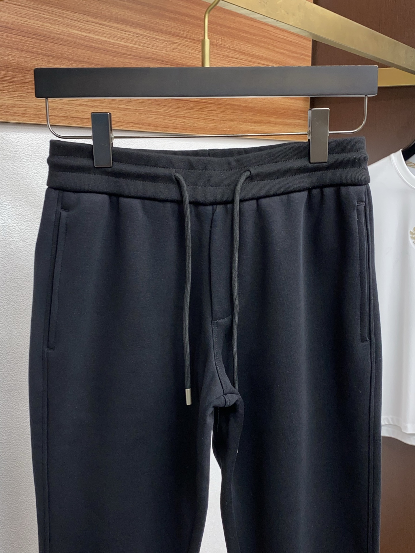 普拉达 2025 秋冬定制加绒休闲裤 干净利落剪裁，都市风十足 采用精纺面料手感软糯干爽，上身效果挺括有