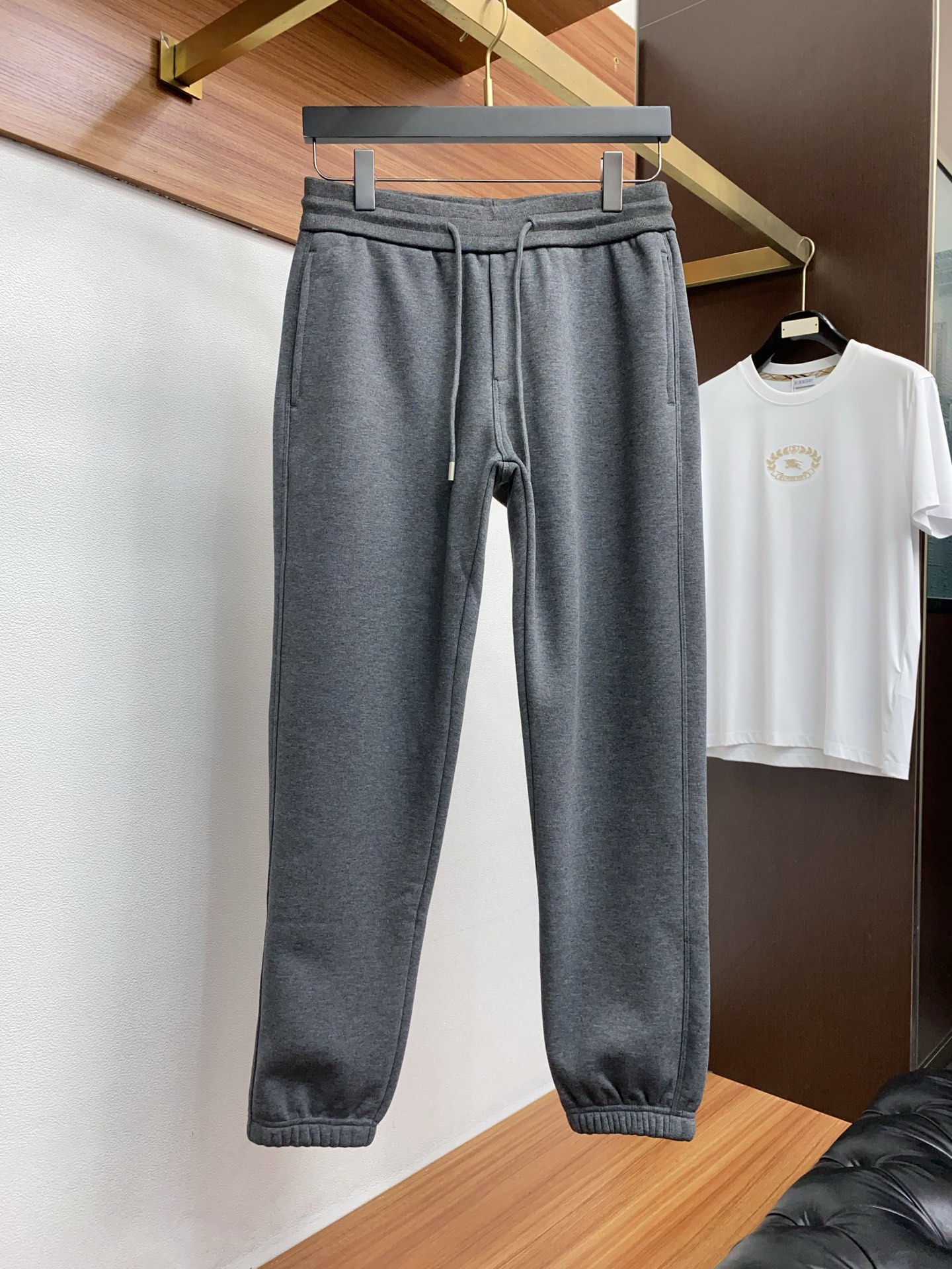 普拉达 2025 秋冬定制加绒休闲裤 干净利落剪裁，都市风十足 采用精纺面料手感软糯干爽，上身效果挺括有