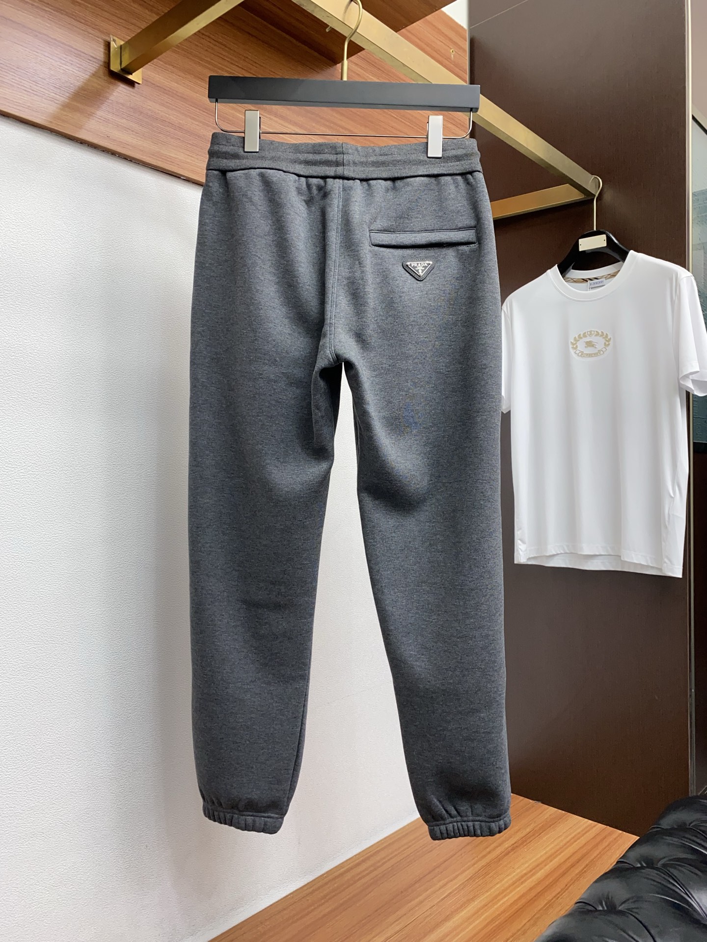 普拉达 2025 秋冬定制加绒休闲裤 干净利落剪裁，都市风十足 采用精纺面料手感软糯干爽，上身效果挺括有