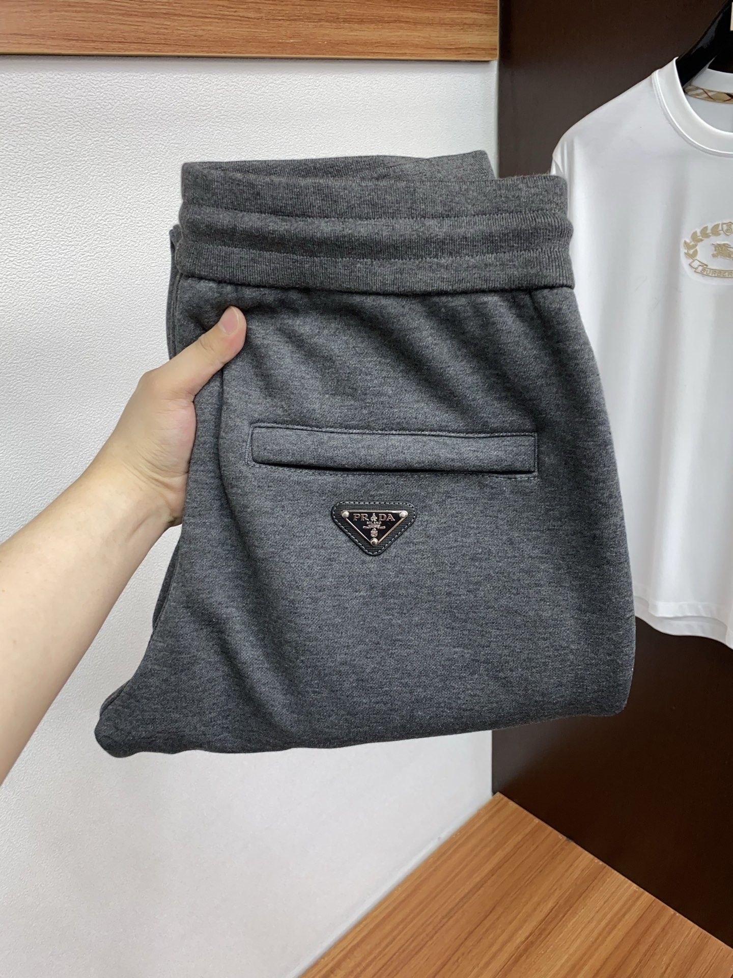 NO:606372,P's autumn and winter custom-made velvet casual pants are clean and neatly cut, full of urban style. They are made of worsted fabrics that feel soft and dry, and the upper body effect is crisp and stylish. The hardware is exquisite and the logo design is very beautiful. So many top-quality raw materials create a high-end product with unparalleled value. The first choice for high-end fashion people. Size S-XXL,, alexander wang19860909P家  秋冬定制加绒休闲裤 干净利落剪裁,都市风十足 采用精纺面料手感软糯干爽,上身效果挺括有型.五金精致,logo设计非常好看如此众多的顶级原料,打造出价值感无与伦比的高端产品,高端潮流时尚人士首选 尺码 S-XXL,,alexander wang,Men's clothing