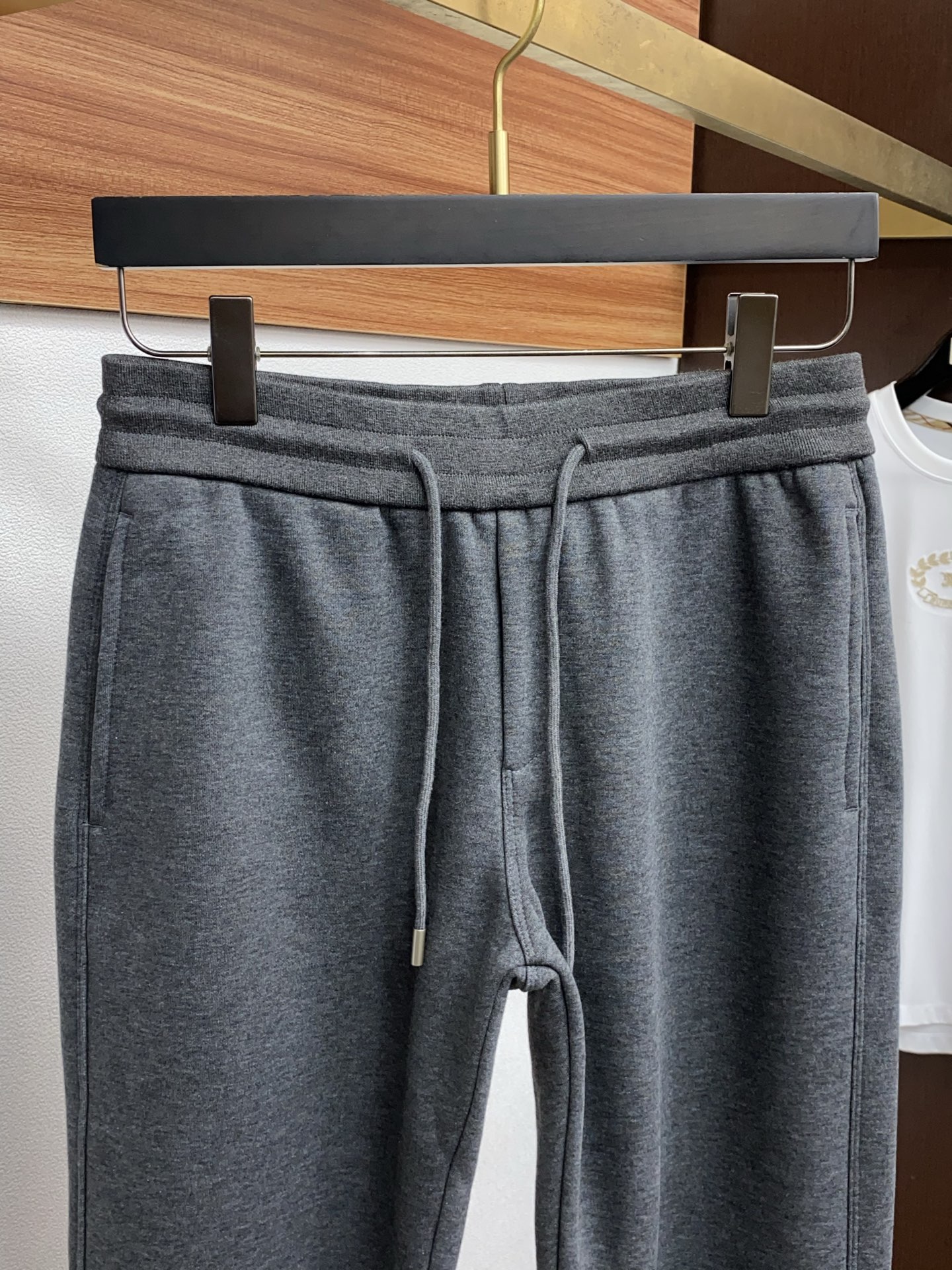 普拉达 2025 秋冬定制加绒休闲裤 干净利落剪裁，都市风十足 采用精纺面料手感软糯干爽，上身效果挺括有