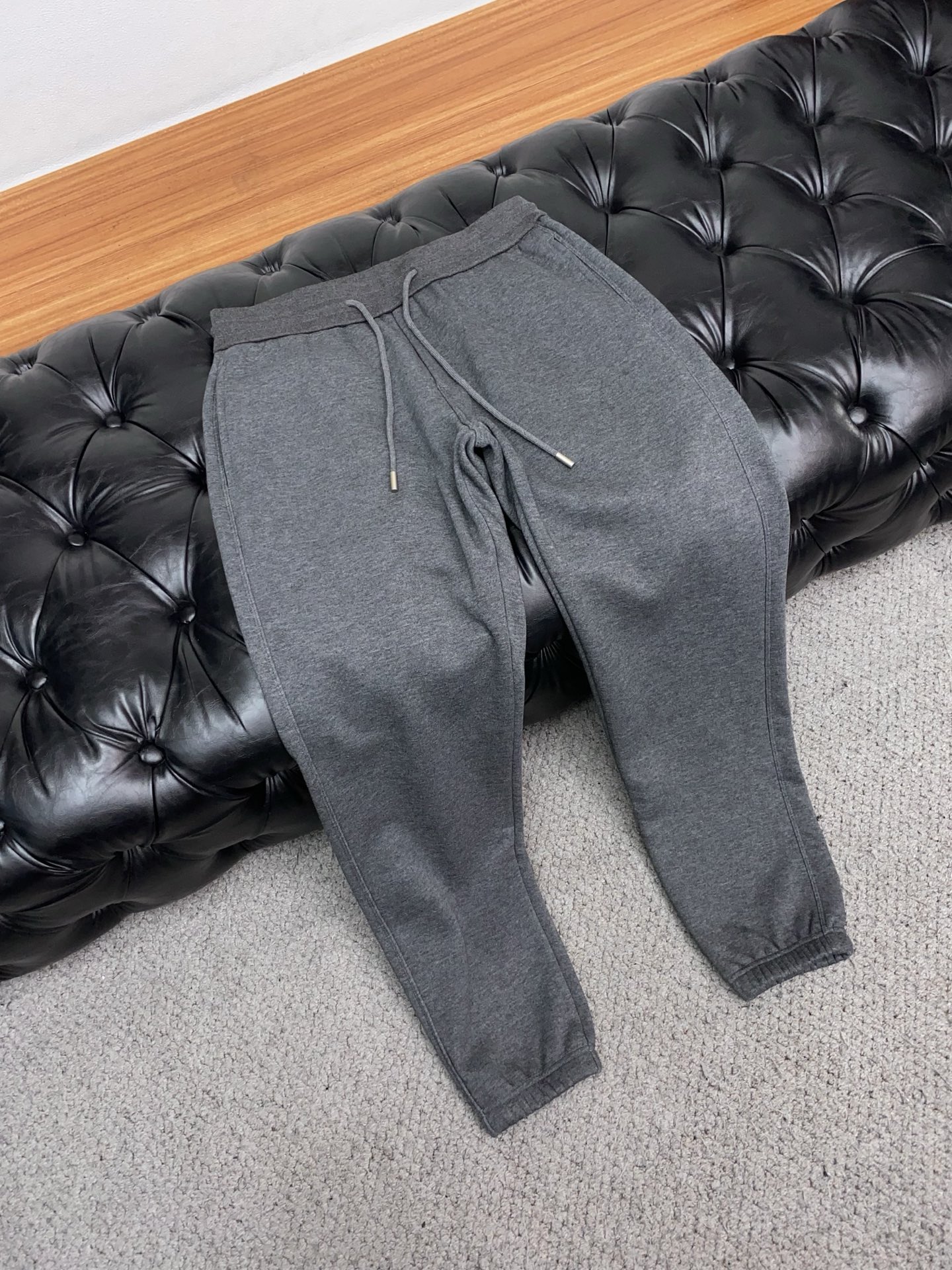 普拉达 2025 秋冬定制加绒休闲裤 干净利落剪裁，都市风十足 采用精纺面料手感软糯干爽，上身效果挺括有