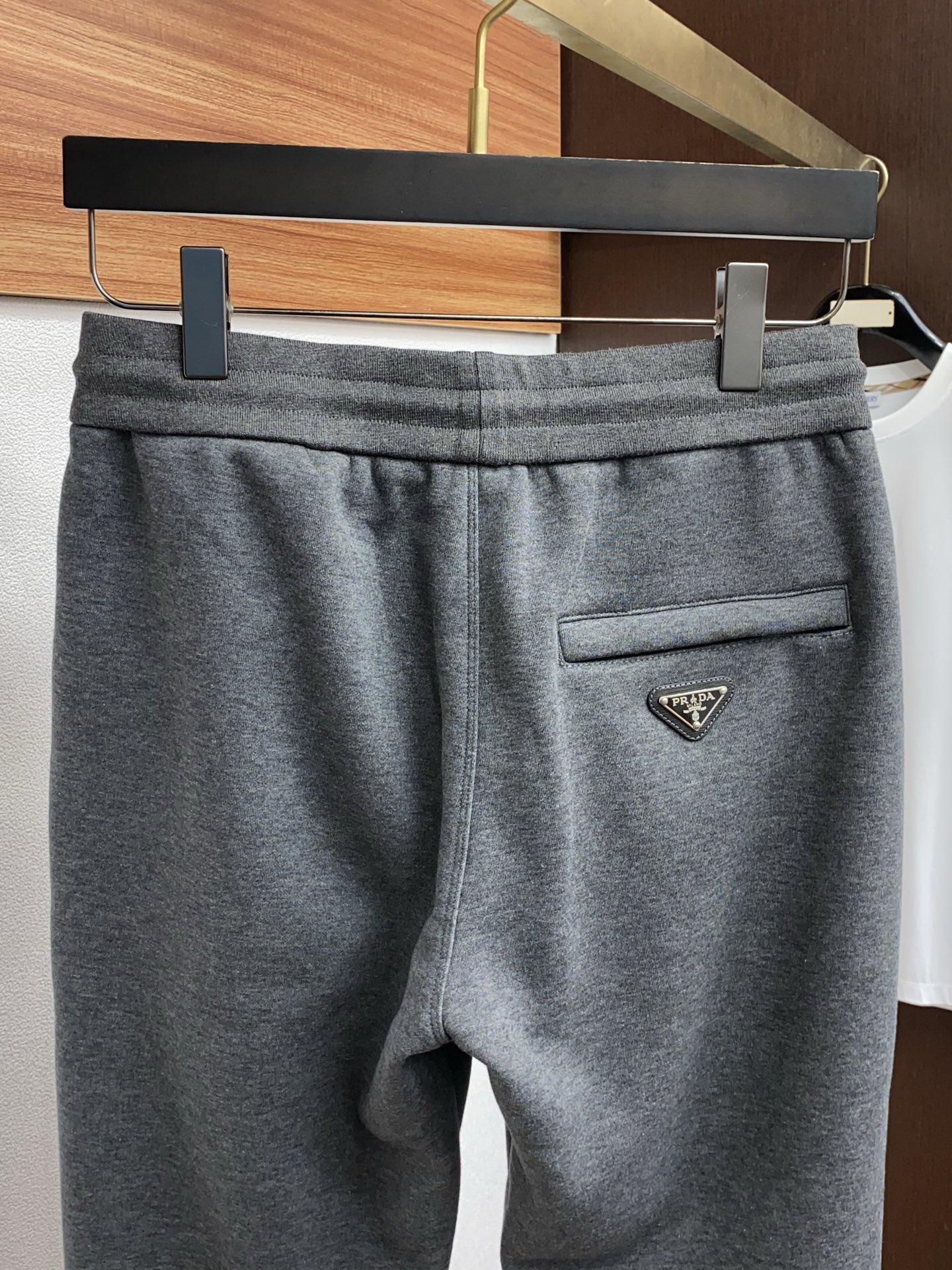 普拉达 2025 秋冬定制加绒休闲裤 干净利落剪裁，都市风十足 采用精纺面料手感软糯干爽，上身效果挺括有