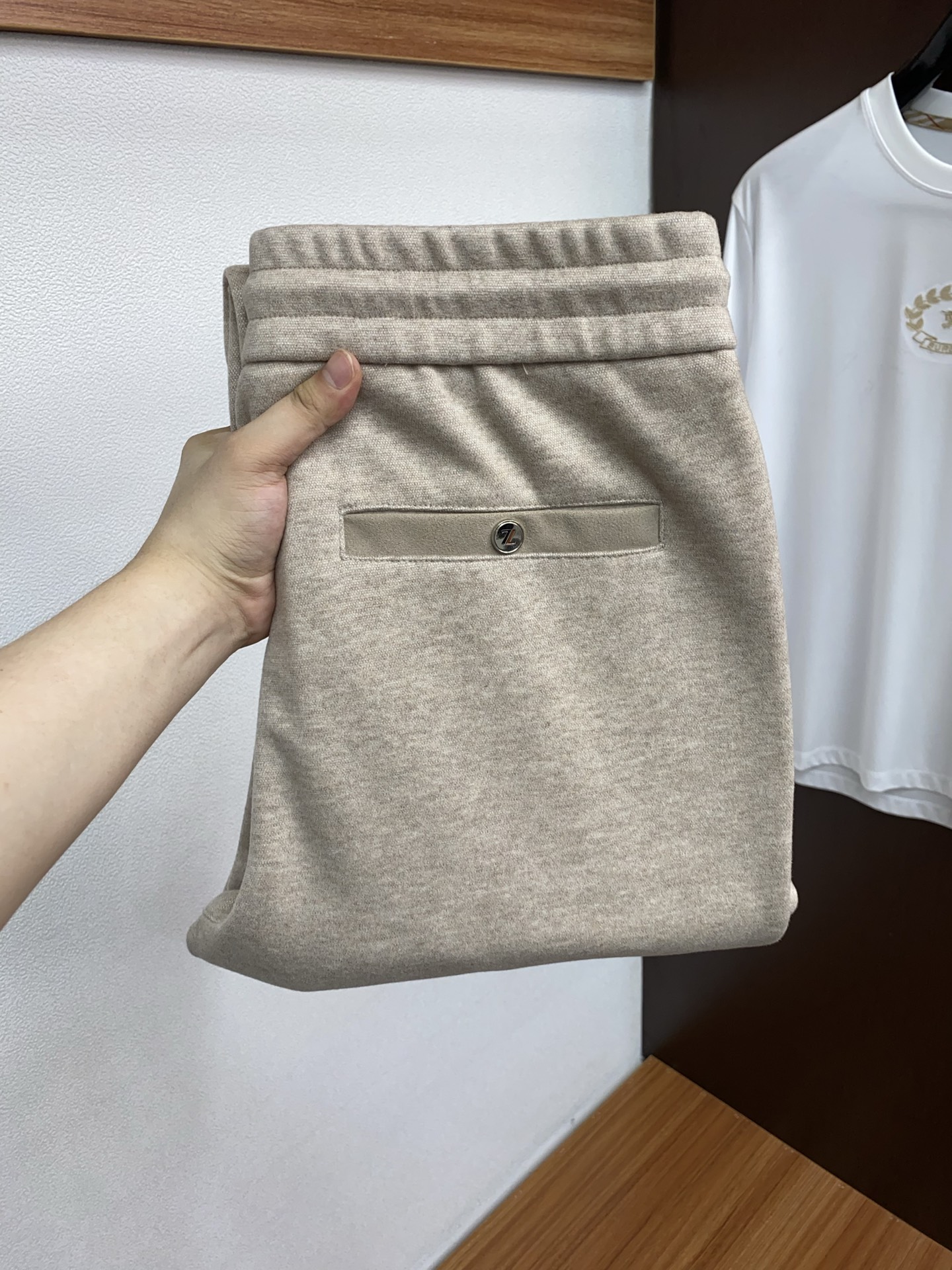 NO:596332,Zegna's new fall and winter men's straight-leg sports casual pants, cashmere and wool blended fabric, three logos, elastic waist drawstring, pocket design on both sides, fitted tailoring, neat stitching, and impeccable details (a must-have item, the absolute highest version on the market) are classic and versatile. At the same time, the upper body has a casual sense of relaxation, comfortable and breathable. It is warm while reflecting high-end texture, and a complete order, 29-38,,zegna,alexander wang19860909杰尼亚 秋冬新款男士直筒运动休闲裤,羊绒羊毛混纺面料、三标齐、松紧腰抽绳、两侧口袋设计,合体的裁剪、车线工整、细节无可挑剔（人手必备单品 绝对市场最高版本）经典百搭 同时上身有总随意的松弛感,舒适透气 保暖的同时体现高档质感、全品相的订单,29-38,,zegna,alexander wang,Men's clothing