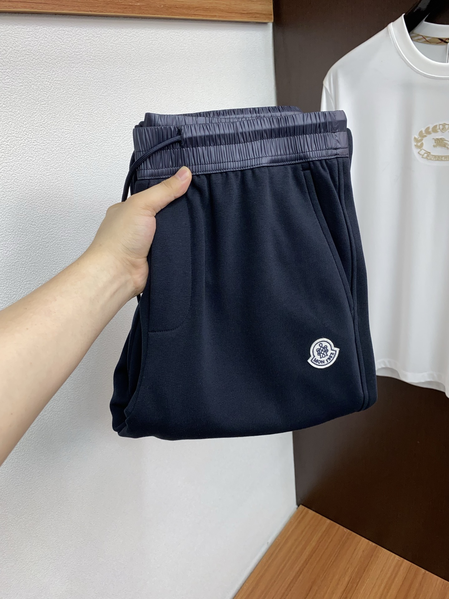 NO:595656,Mengkou's new autumn and winter men's straight-leg sports casual pants, velvet fabric, elastic waist drawstring, pocket design on both sides, fitted tailoring, neat stitching, impeccable details (a must-have item, the absolute highest version on the market), classic and versatile. At the same time, the upper body has a casual sense of relaxation, comfortable and breathable, warm while reflecting high-end texture, full product order, 29-38, Moncler, alexander wang19860909蒙口 秋冬新款男士直筒运动休闲裤,加绒面料、松紧腰抽绳、两侧口袋设计,合体的裁剪、车线工整、细节无可挑剔（人手必备单品 绝对市场最高版本）经典百搭 同时上身有总随意的松弛感,舒适透气 保暖的同时体现高档质感、全品相的订单,29-38,,Moncler,alexander wang,Men's clothing