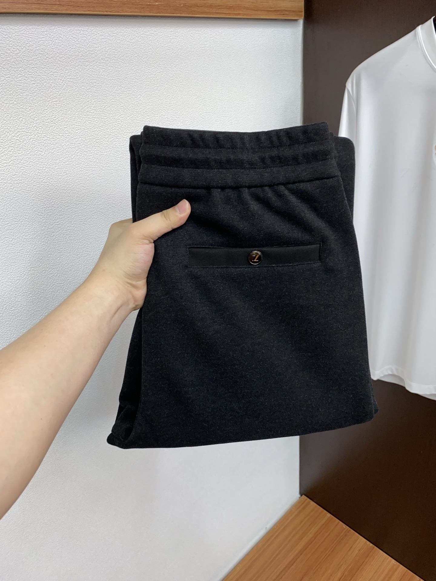 NO:596335,LP Loro Piana's new autumn and winter men's straight-leg sports casual pants, cashmere and wool blended fabrics, three logos, elastic waist drawstrings, pocket design on both sides, fitted tailoring, neat stitching, impeccable details (a must-have item, the absolute highest version on the market), classic and versatile. At the same time, the upper body has a casual sense of relaxation, comfortable and breathable. It is warm and reflects high-end texture, full-quality order, 29-38,, loro piana, alexander wang19860909LP 诺悠翩雅 秋冬新款男士直筒运动休闲裤,羊绒羊毛混纺面料、三标齐、松紧腰抽绳、两侧口袋设计,合体的裁剪、车线工整、细节无可挑剔（人手必备单品 绝对市场最高版本）经典百搭 同时上身有总随意的松弛感,舒适透气 保暖的同时体现高档质感、全品相的订单,29-38,,loro piana,alexander wang,Men's clothing