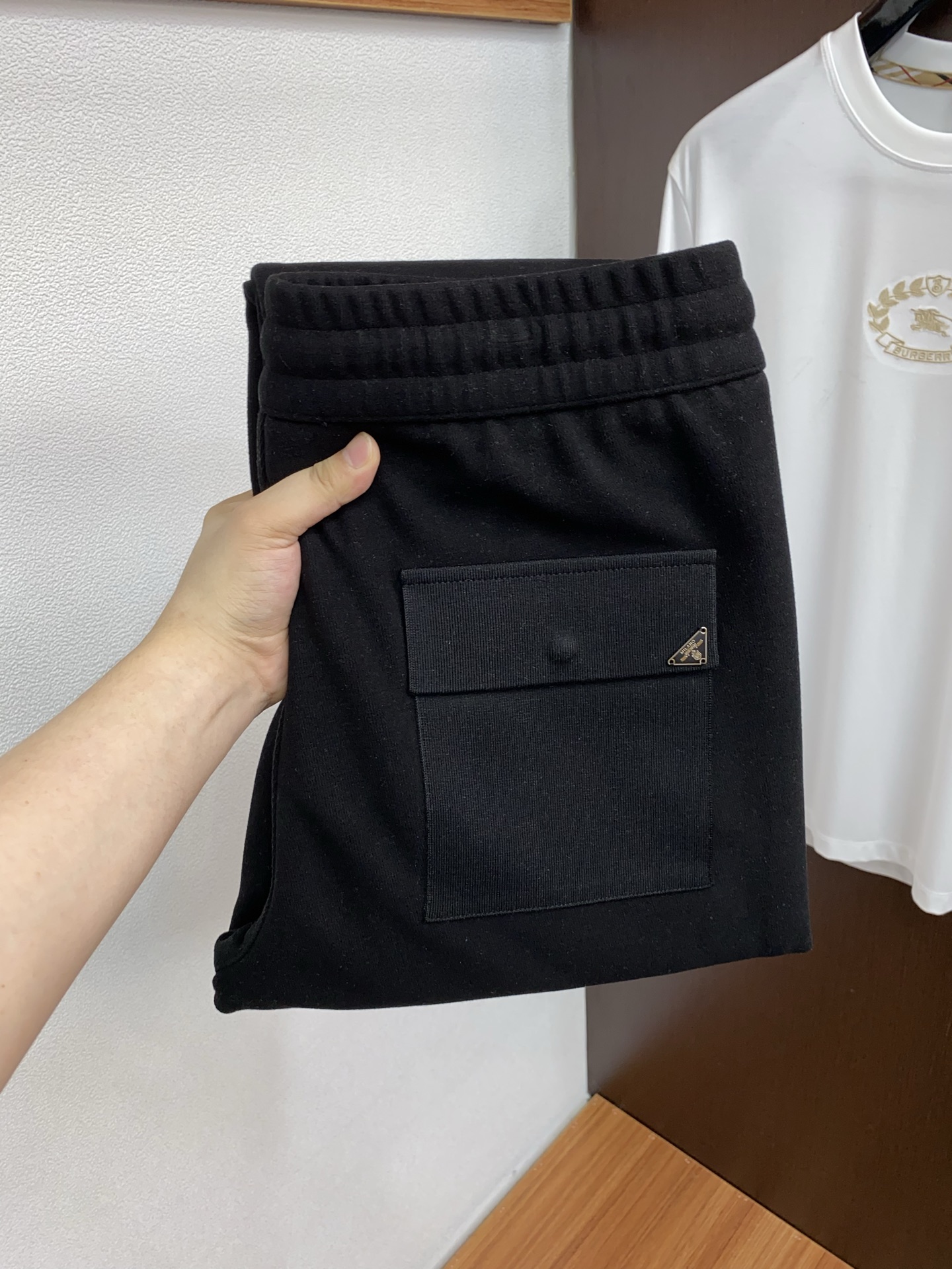 NO:595617,Prada's new autumn and winter men's straight-leg sports casual pants, cashmere and wool blend fabric, three logos, elastic waist drawstring, pocket design on both sides, fitted tailoring, neat stitching, impeccable details (a must-have item, the absolute highest version on the market), classic and versatile, while having a casual sense of relaxation on the upper body, comfortable and breathable, keeping warm while reflecting high-end texture, full product order, 29-38,, prada, alexander wang19860909普拉达 秋冬新款男士直筒运动休闲裤,羊绒羊毛混纺面料、三标齐、松紧腰抽绳、两侧口袋设计,合体的裁剪、车线工整、细节无可挑剔（人手必备单品 绝对市场最高版本）经典百搭 同时上身有总随意的松弛感,舒适透气 保暖的同时体现高档质感、全品相的订单,29-38,,prada,alexander wang,Men's clothing