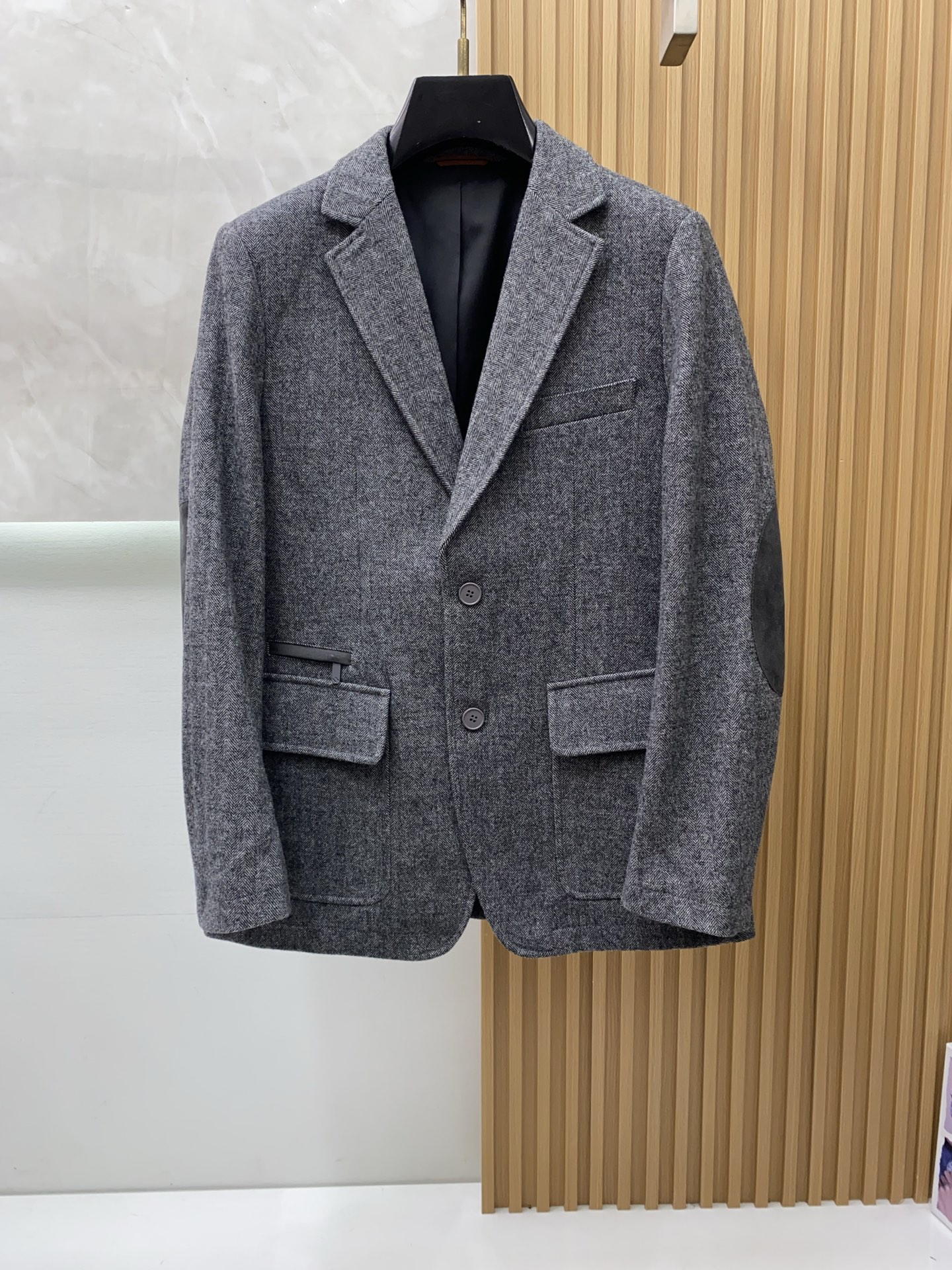 NO:595663,The design of Ermenegildo Zegna's business wool suit jacket is enough to attract your attention. It not only adds a sense of sophistication and spirit to the overall look, but also provides intimate warmth and care for the neck in slightly cooler weather. The selected high-quality accessories are smooth and durable.  Every detail is handled just right, reflecting the brand's strict control over quality. The interior is 100% soft and delicate to the touch, and has excellent breathability, allowing the skin to breathe freely, keeping it dry and comfortable even after wearing it for a long time; it also has good windproof properties to protect you from the cold outside.  It adopts a slim but not tight version design, which can well modify the body lines and show a man's straightness and strength. The classic dark blue tone is calm and majestic, and can also adapt to various skin colors, allowing you to show your best image at any time. Size M-3XL (48-56),,zegna,jackets & coats,business suit,alexander wang19860909杰尼亚 商务羊毛西装外套 设计便足以吸引你的目光.不仅为整体造型增添了一份干练与精神,还能在微凉的天气里为颈部提供贴心的温暖呵护.挑选的高品质配件,顺滑耐用 每一个细节都处理得恰到好处,体现出品牌对品质的严格把控.内里百分百触感柔软细腻,具有出色的透气性,能让肌肤自由呼吸,即使在长时间穿着后也能保持干爽舒适；同时还具备良好的防风性能,为你抵御外界的寒意. 采用修身而不紧身的版型设计,能够很好地修饰身体线条,展现出男士的挺拔与健硕.经典的深蓝色调沉稳而大气,还能适应各种肤色,让你在任何时候都能展现出最佳的形象 码数M-3XL（48-56）,,zegna,jackets & coats,business suit,alexander wang,Men's clothing