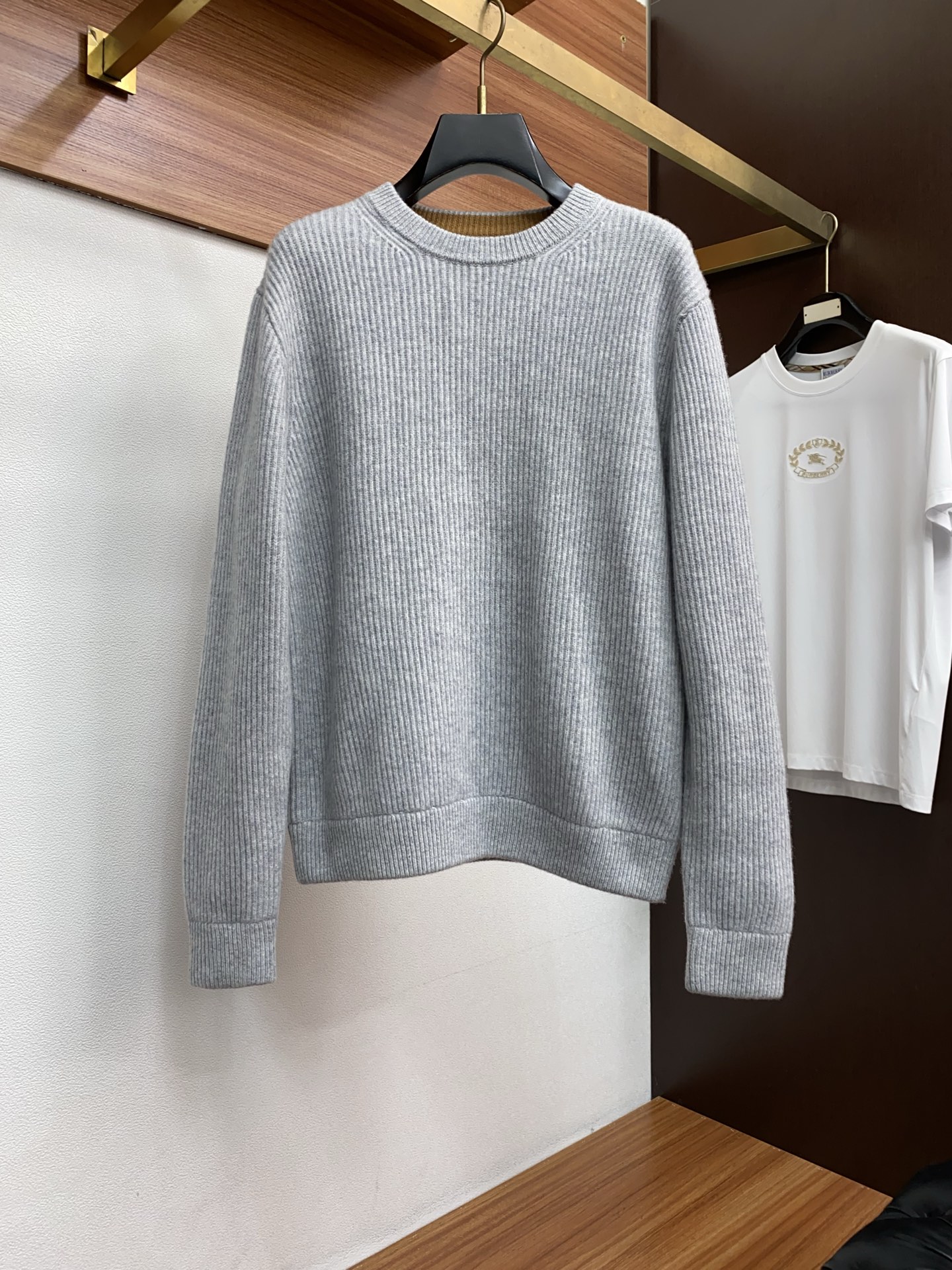 NO:712625,Support the new LP Nuoyoupanya 2025 autumn and winter new knitted woolen sweater, the latest fashion trend effect, fashionable new charm, elements and modern trendy high street style 'Tianguan's work', a single product with full appearance. Knitted wool fabric is supplied to customers!  Chest embroidery logo design!  It feels smooth and delicate, and the breathability and comfort are impeccable. The simple and stylish design comes from the latest fashion techniques, highlighting the avant-garde unique personality. A must-have item for fashionistas to express the meticulous fashion atmosphere of the new season. Same style for men and women. Sizes M-2XL, loro piana,19860909支持年后LP 诺悠翩雅 2025秋冬新款针织羊毛衫,最新时尚潮流效果,时尚新韵味,元素及现代潮流的高街风格融合一起的“天官之作”,颜值十足的单品.客供针织羊毛面料！胸前刺绣logo图案设计！手感顺滑细腻,着身的透气舒适感无可挑剔.简约时尚的版型设计来源于潮流时尚的最新手法,彰显前卫独特个性.时尚达人的必备单品表达全新季度一丝不苟的时尚气息.男女同款.尺码M-2XL,,loro piana,,Men's clothing