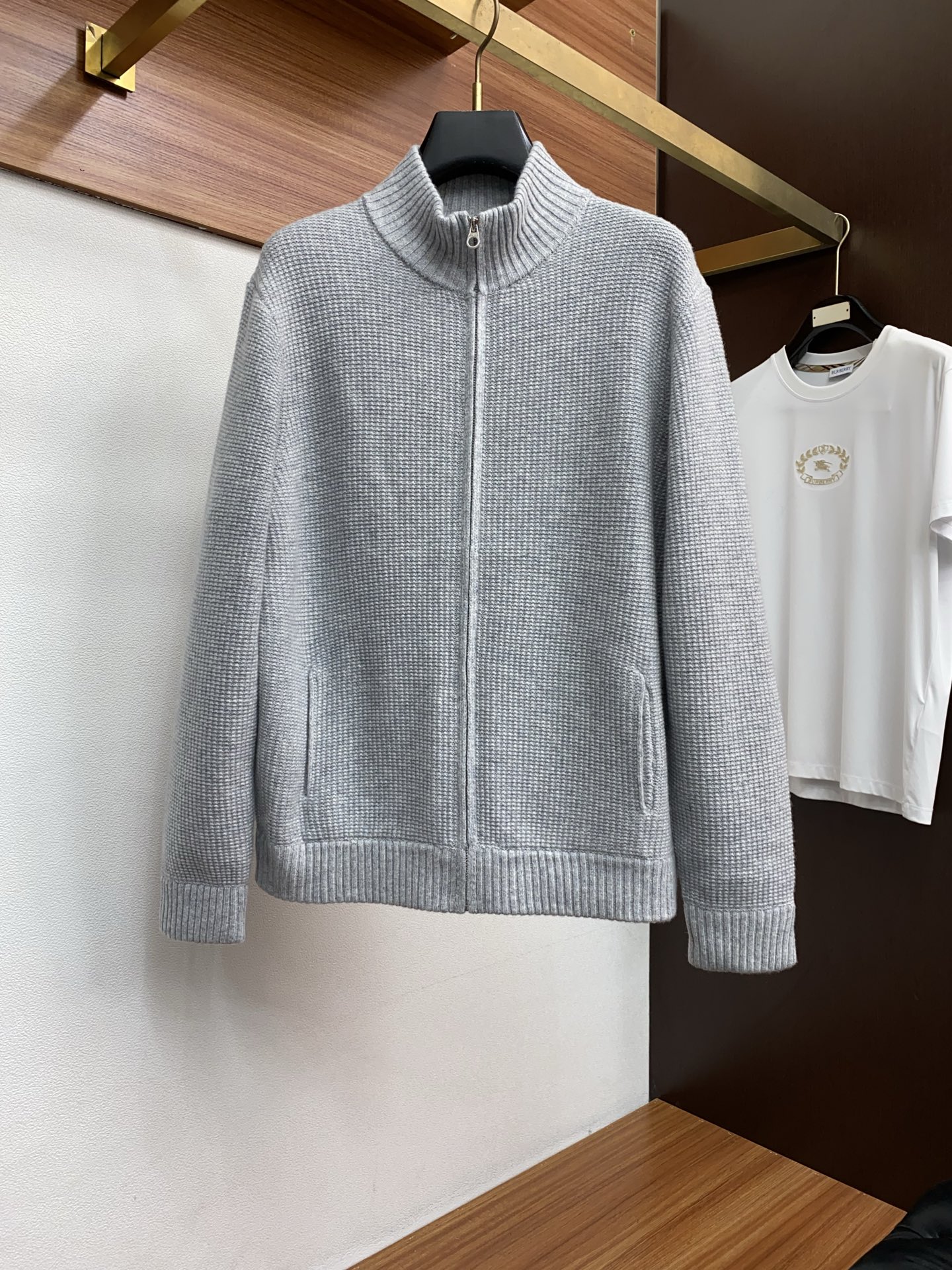 NO:596309,LP Nuoyoupanya 2025 new autumn and winter knitted wool sweater lapel long-sleeved sweater. The latest fashion trend effect, fashionable new charm, elements and modern trendy high street style are integrated into the 'Tianguan's work'. It is a single product with full appearance. Knitted wool fabric is supplied to customers!  Chest embroidery logo design!  It feels smooth and delicate, and the breathability and comfort are impeccable. The simple and stylish design comes from the latest fashion methods, highlighting the avant-garde unique personality. A must-have item for fashionistas to express the meticulous fashion atmosphere of the new season. Same style for men and women. Sizes M-2XL, loro piana, sweaters, alexander wang19860909LP 诺悠翩雅 2025秋冬新款针织羊毛衫翻领长袖毛衣 最新时尚潮流效果,时尚新韵味,元素及现代潮流的高街风格融合一起的“天官之作”,颜值十足的单品.客供针织羊毛面料！胸前刺绣logo图案设计！手感顺滑细腻,着身的透气舒适感无可挑剔.简约时尚的版型设计来源于潮流时尚的最新手法,彰显前卫独特个性.时尚达人的必备单品表达全新季度一丝不苟的时尚气息.男女同款.尺码M-2XL,,loro piana,sweaters,alexander wang,Men's clothing