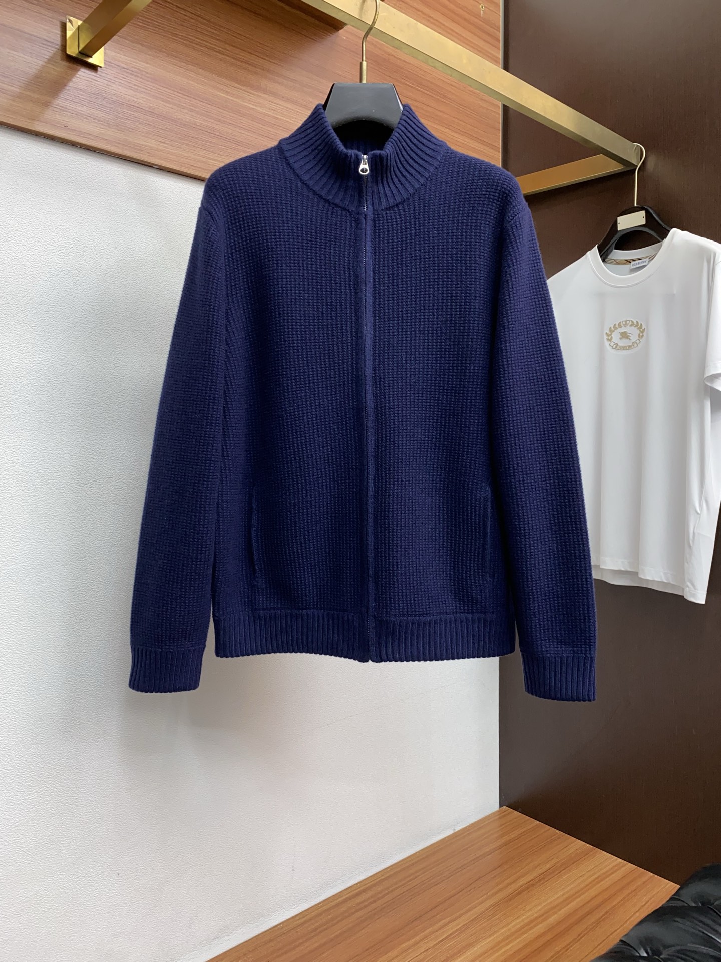 NO:596311,Lp nuoyoupanya 2025 autumn and winter new knitted woolen sweater lapel long-sleeved sweater. The latest fashion trend effect, fashionable new charm, elements and modern trendy high street style are integrated into the 'Tianguan's work', a single product with full appearance. Knitted wool fabric is supplied to customers!  Chest embroidery logo design!  It feels smooth and delicate, and the breathability and comfort are impeccable. The simple and stylish design comes from the latest fashion methods, highlighting the avant-garde unique personality. A must-have item for fashionistas to express the meticulous fashion atmosphere of the new season. Same style for men and women. Sizes M-2XL, loro piana, sweaters, alexander wang19860909Lp 诺悠翩雅 2025秋冬新款针织羊毛衫翻领长袖毛衣 最新时尚潮流效果,时尚新韵味,元素及现代潮流的高街风格融合一起的“天官之作”,颜值十足的单品.客供针织羊毛面料！胸前刺绣logo图案设计！手感顺滑细腻,着身的透气舒适感无可挑剔.简约时尚的版型设计来源于潮流时尚的最新手法,彰显前卫独特个性.时尚达人的必备单品表达全新季度一丝不苟的时尚气息.男女同款.尺码M-2XL,,loro piana,sweaters,alexander wang,Men's clothing