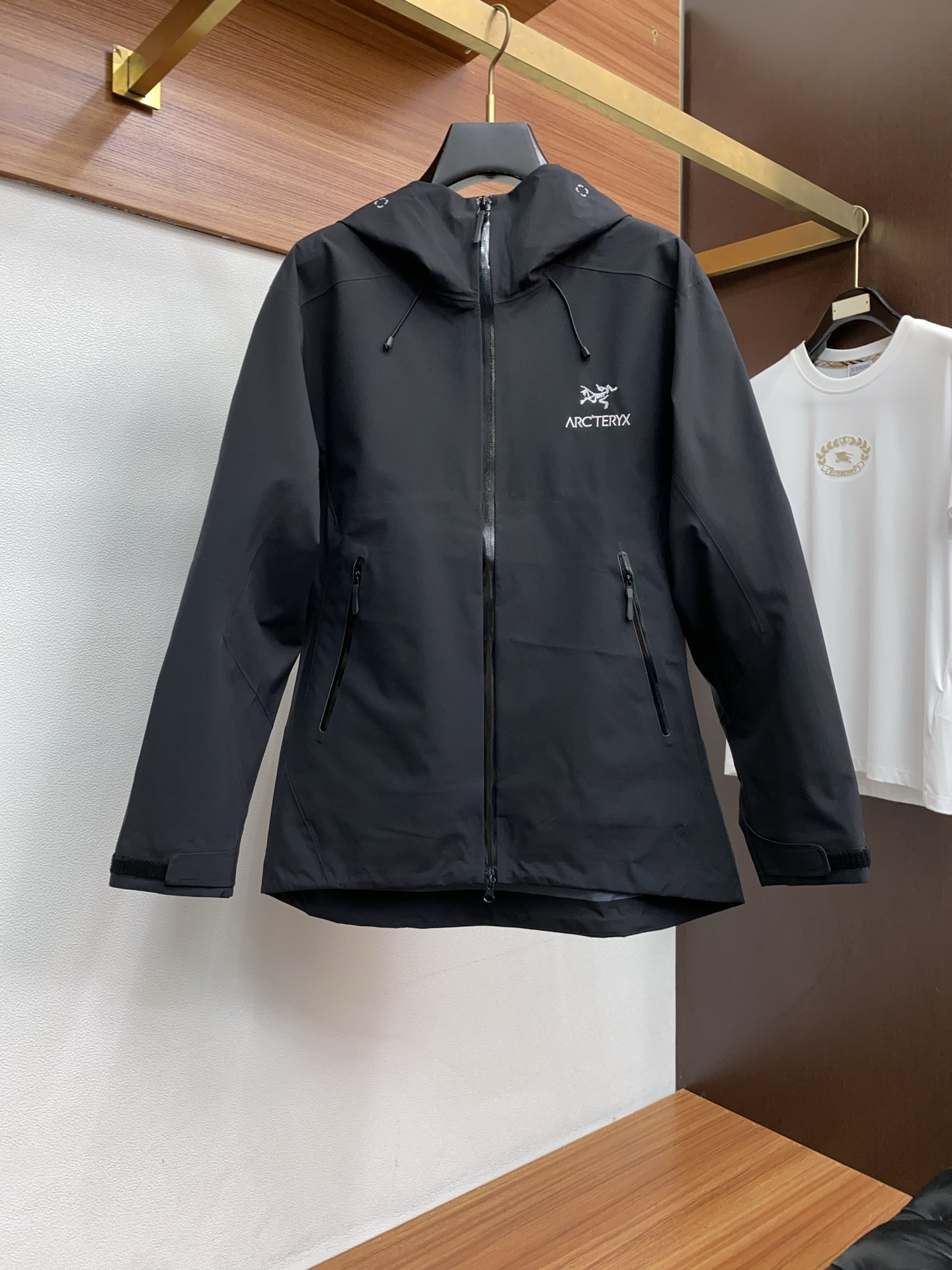 NO:595615,ARCTERYX, 2025 autumn and winter AW new product, fashionable and casual hooded jacket, available at counters, liquid ammonia protein fabric imported original soft shell fabric, extremely complex craftsmanship, visually very elegant and fashionable, noble and elegant, from the main fabric to the detailed craftsmanship, highlighting the ingenuity of fashion. 8 colors recommended, size S-2xL, arc'teryx, jackets & coats, hats, alexander wang19860909ARCTERYX 始祖鸟,2025秋冬季AW新品,时尚休闲连帽冲锋衣外套,专柜同步有售,液氨蛋白面料 进口原版软壳面料,工艺极度复杂,视觉相当雅致时髦,高贵而优雅,从主体面料到细节工艺,彰显时装的匠心所在.8色推荐,尺码S-2xL,arc'teryx,jackets & coats,hats,alexander wang,Men's clothing