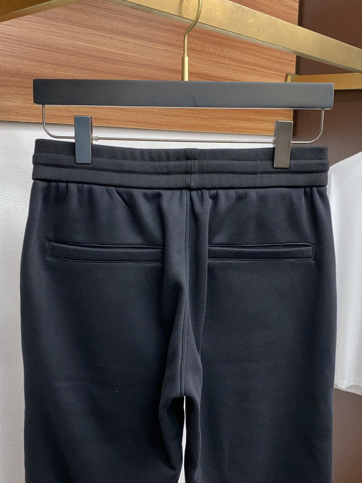 lp🆕 诺悠翩雅 2025 秋冬定制加绒休闲裤 干净利落剪裁，都市风十足 采用精纺面料手感软糯干爽，上身