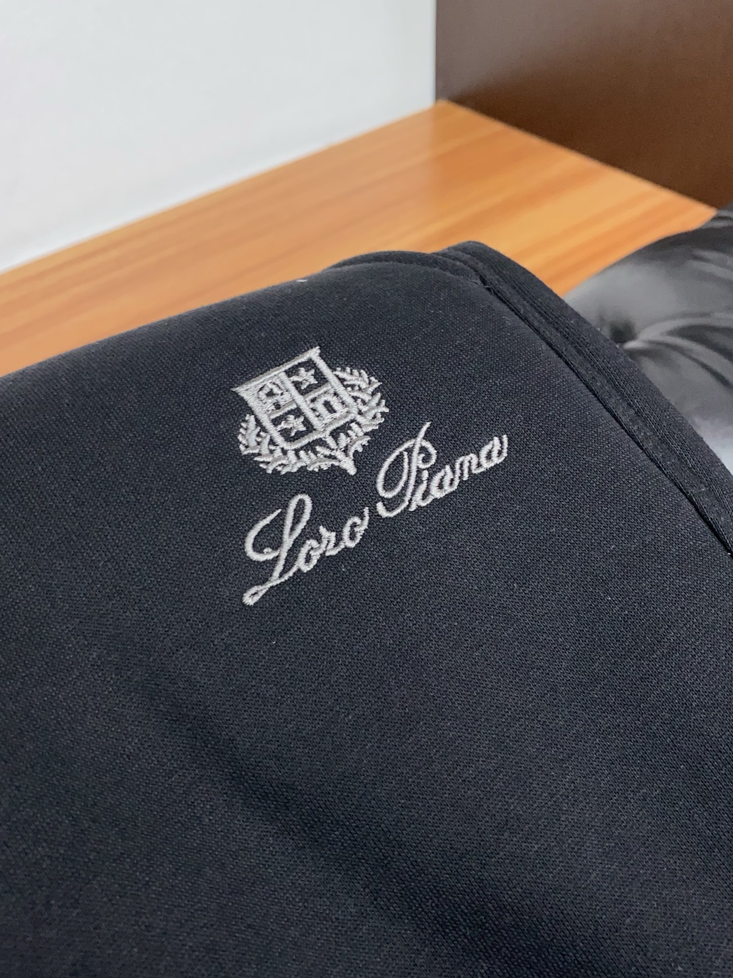 lp🆕 诺悠翩雅 2025 秋冬定制加绒休闲裤 干净利落剪裁，都市风十足 采用精纺面料手感软糯干爽，上身