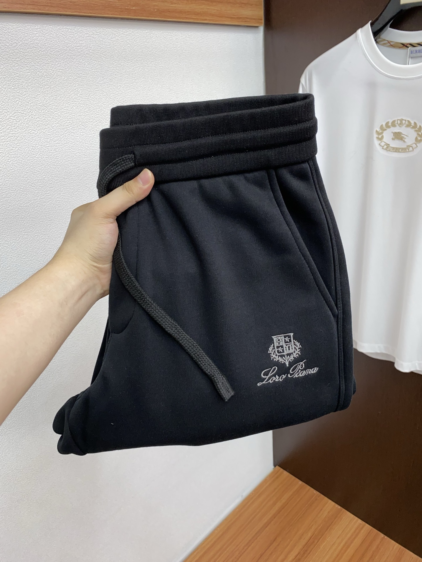 NO:606377,LP Nuoyou Piana autumn and winter custom-made velvet casual pants. Clean and neat tailoring, full of urban style. Made of worsted fabric, which feels soft and dry, and the upper body effect is crisp and stylish. The hardware is exquisite and the logo design is very beautiful. So many top-quality raw materials create a high-end product with unparalleled value. The first choice for high-end fashion people. Size S-XXL, loro piana, alexander wang19860909LP 诺悠翩雅 秋冬定制加绒休闲裤 干净利落剪裁,都市风十足 采用精纺面料手感软糯干爽,上身效果挺括有型.五金精致,logo设计非常好看如此众多的顶级原料,打造出价值感无与伦比的高端产品,高端潮流时尚人士首选 尺码 S-XXL,,loro piana,alexander wang,Men's clothing