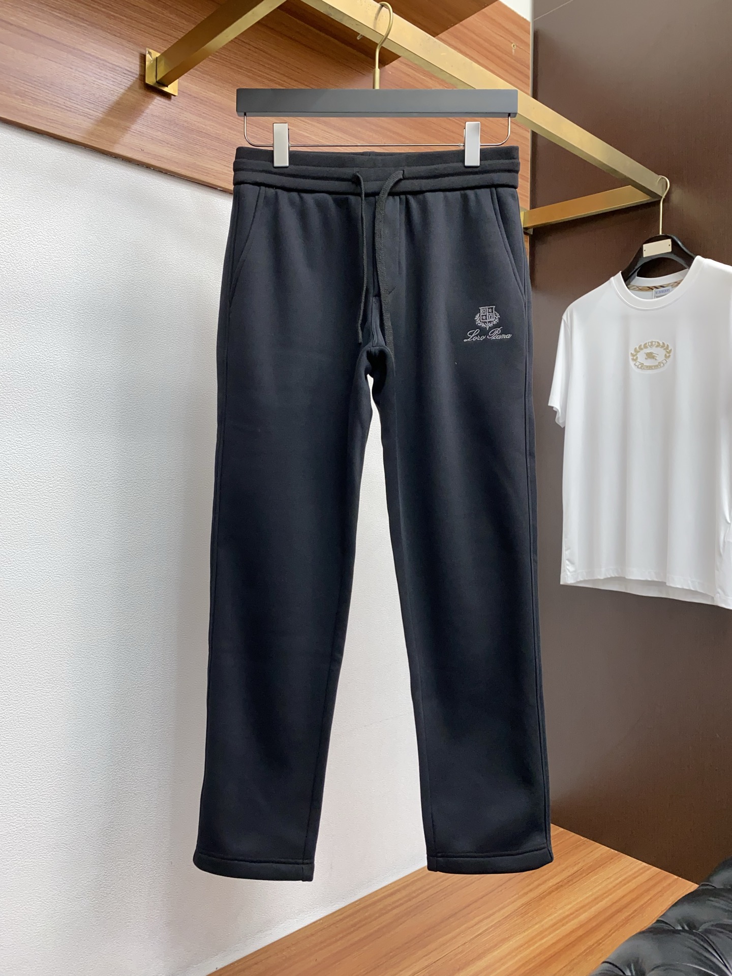 lp🆕 诺悠翩雅 2025 秋冬定制加绒休闲裤 干净利落剪裁，都市风十足 采用精纺面料手感软糯干爽，上身