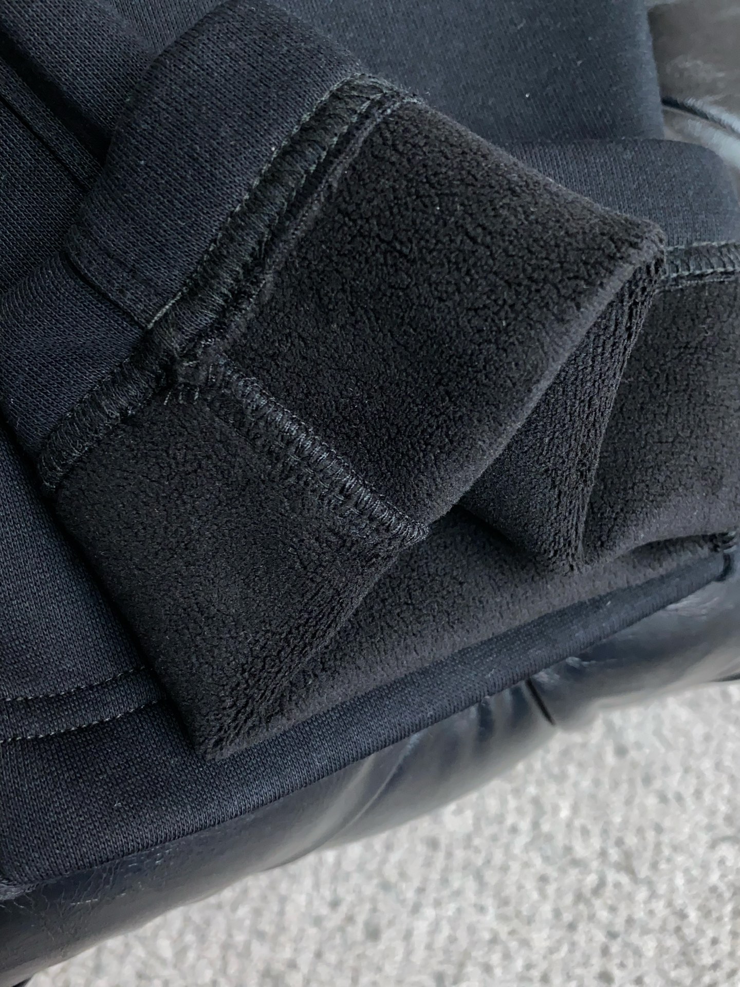 lp🆕 诺悠翩雅 2025 秋冬定制加绒休闲裤 干净利落剪裁，都市风十足 采用精纺面料手感软糯干爽，上身