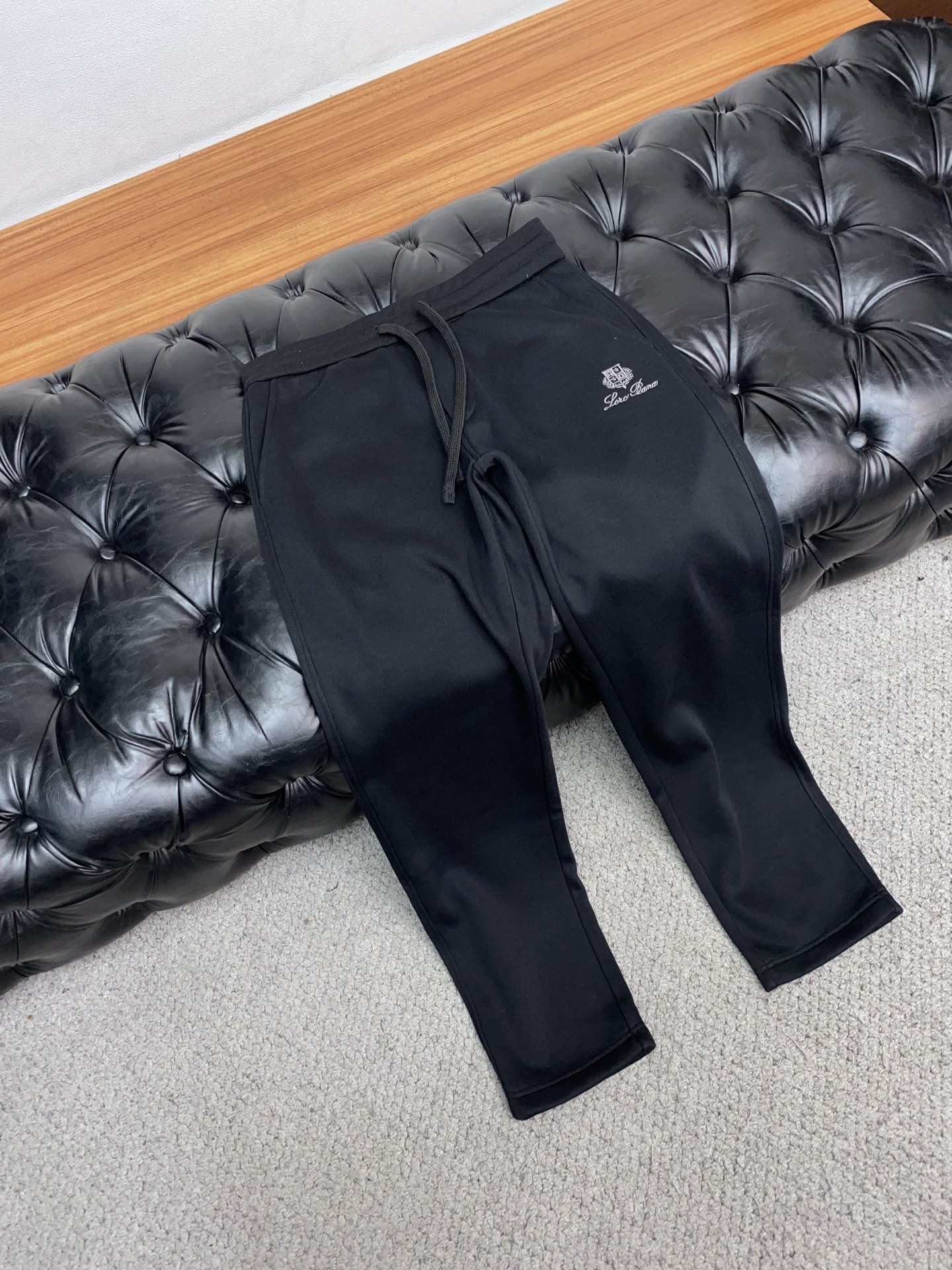 lp🆕 诺悠翩雅 2025 秋冬定制加绒休闲裤 干净利落剪裁，都市风十足 采用精纺面料手感软糯干爽，上身