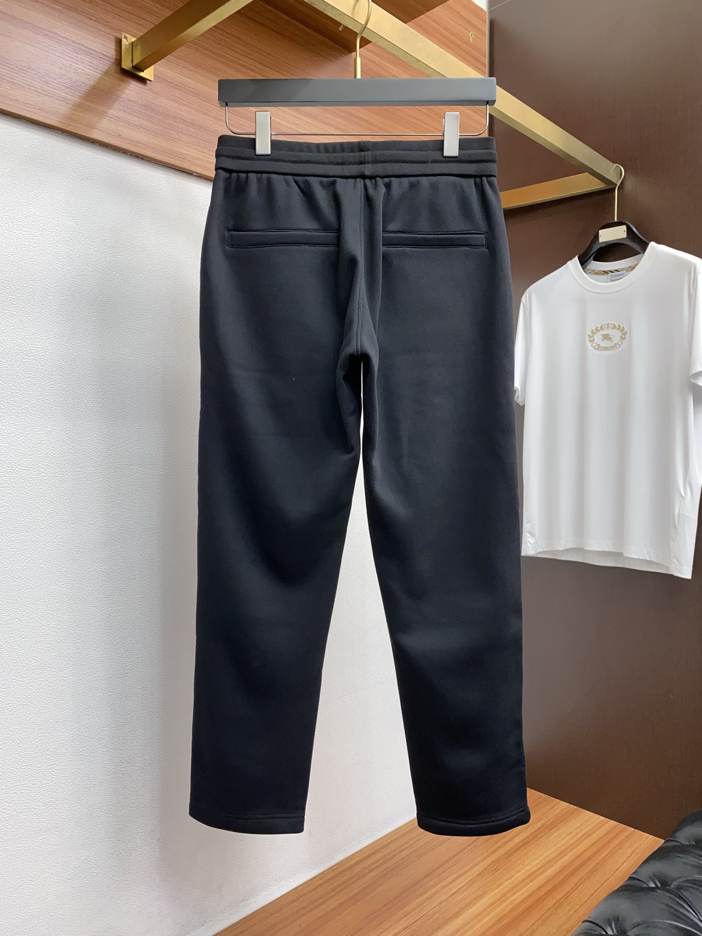 lp🆕 诺悠翩雅 2025 秋冬定制加绒休闲裤 干净利落剪裁，都市风十足 采用精纺面料手感软糯干爽，上身