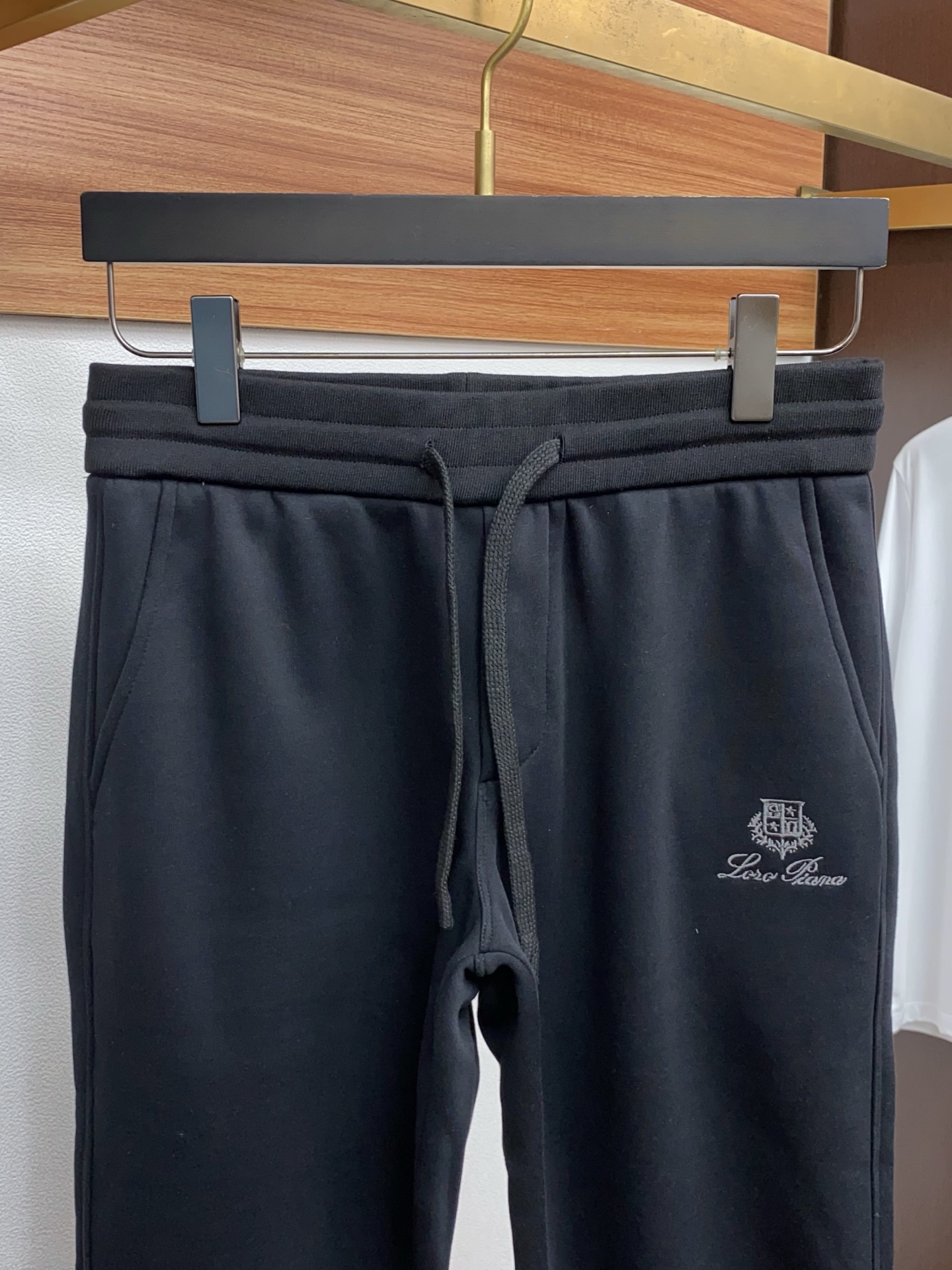 lp🆕 诺悠翩雅 2025 秋冬定制加绒休闲裤 干净利落剪裁，都市风十足 采用精纺面料手感软糯干爽，上身