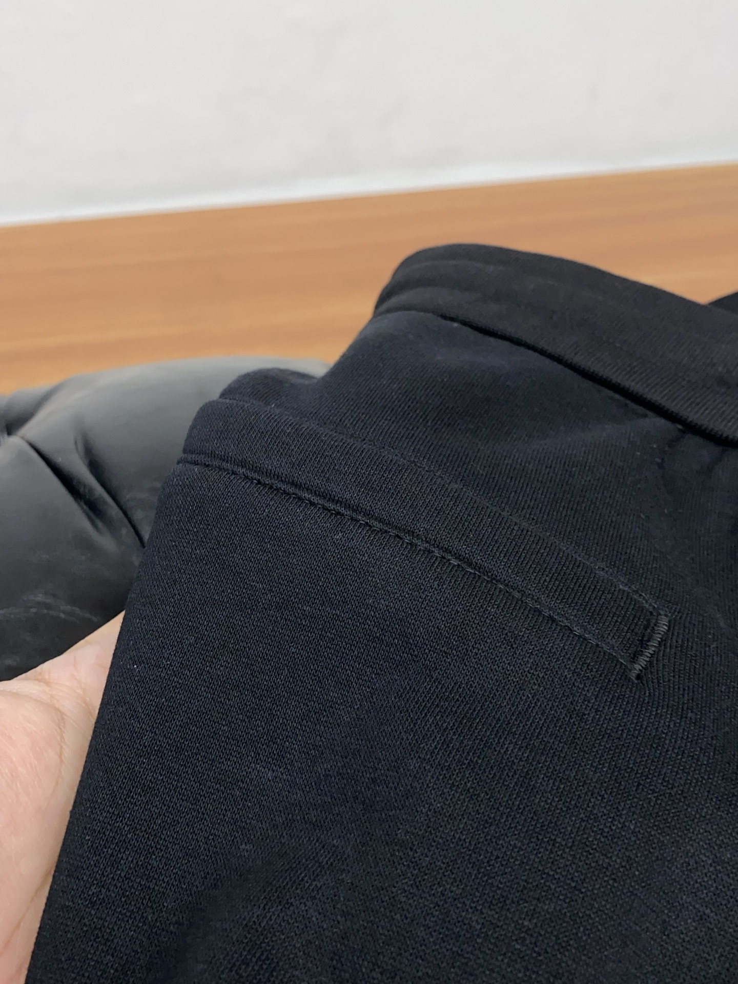 lp🆕 诺悠翩雅 2025 秋冬定制加绒休闲裤 干净利落剪裁，都市风十足 采用精纺面料手感软糯干爽，上身