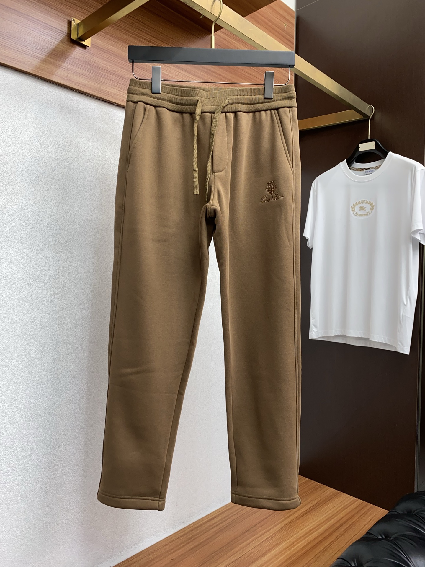 lp🆕 诺悠翩雅 2025 秋冬定制加绒休闲裤 干净利落剪裁，都市风十足 采用精纺面料手感软糯干爽，上身