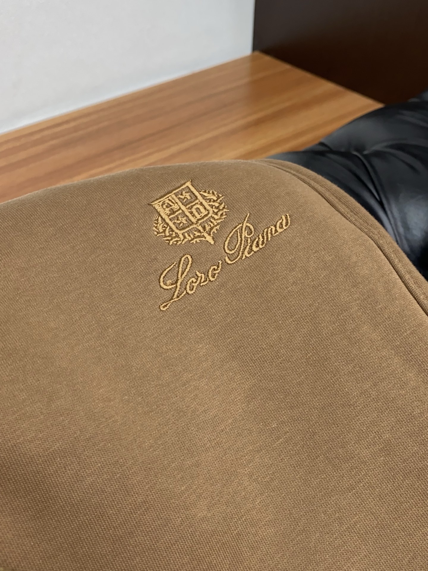 lp🆕 诺悠翩雅 2025 秋冬定制加绒休闲裤 干净利落剪裁，都市风十足 采用精纺面料手感软糯干爽，上身