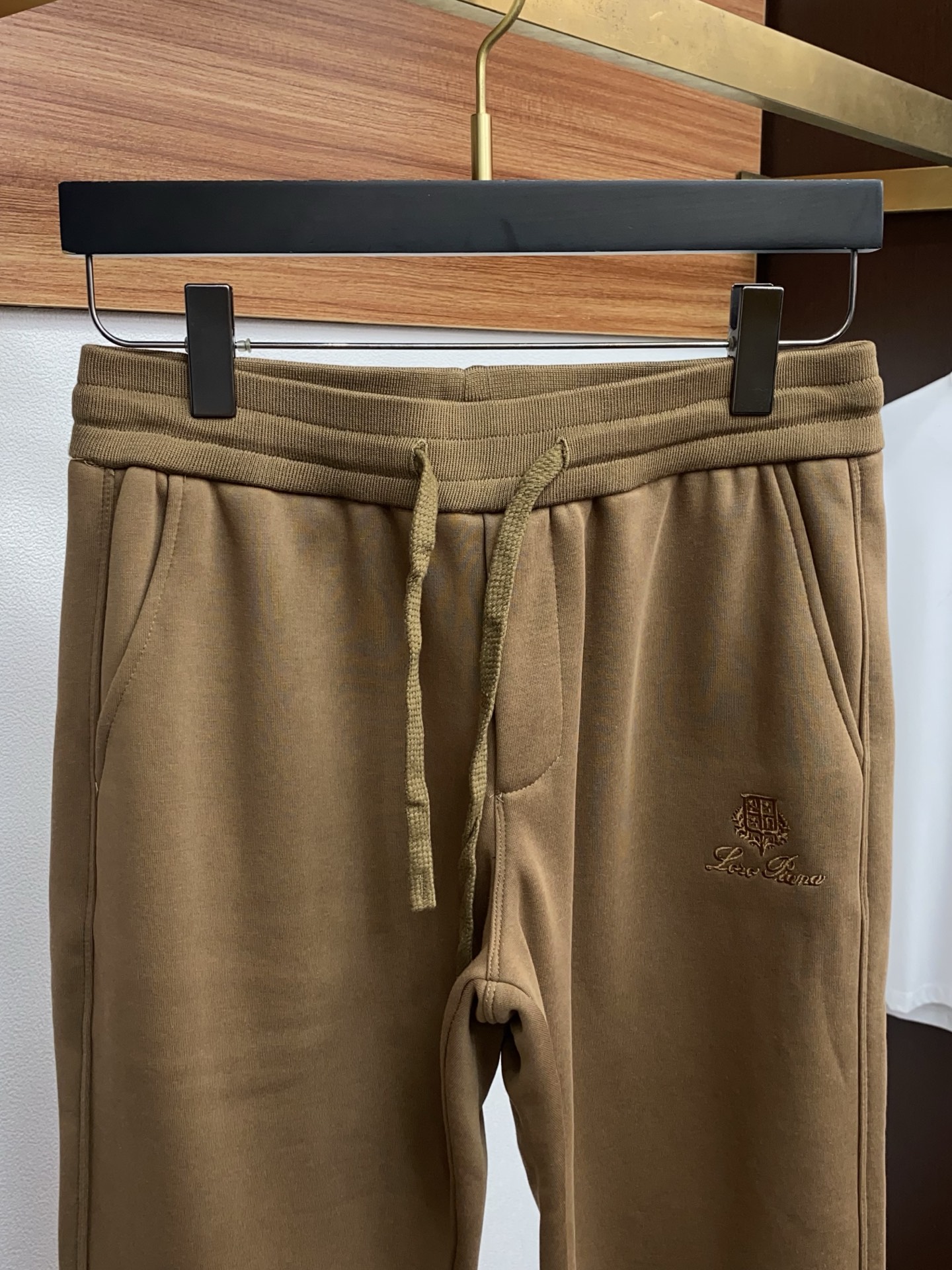 lp🆕 诺悠翩雅 2025 秋冬定制加绒休闲裤 干净利落剪裁，都市风十足 采用精纺面料手感软糯干爽，上身