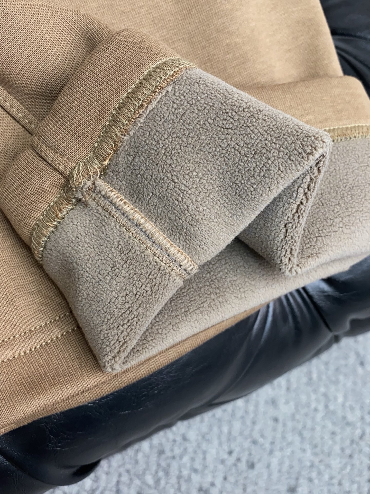 lp🆕 诺悠翩雅 2025 秋冬定制加绒休闲裤 干净利落剪裁，都市风十足 采用精纺面料手感软糯干爽，上身