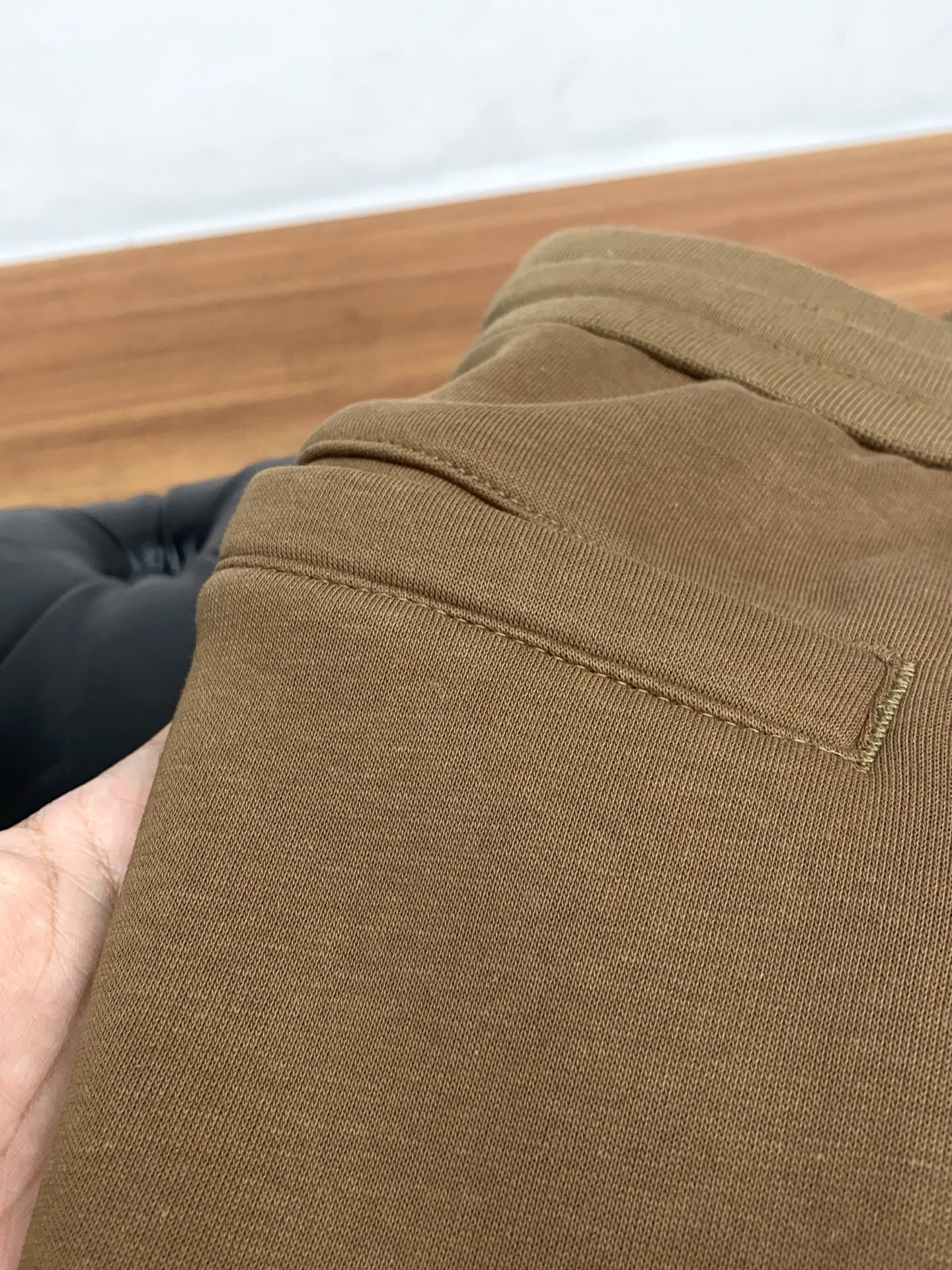 lp🆕 诺悠翩雅 2025 秋冬定制加绒休闲裤 干净利落剪裁，都市风十足 采用精纺面料手感软糯干爽，上身