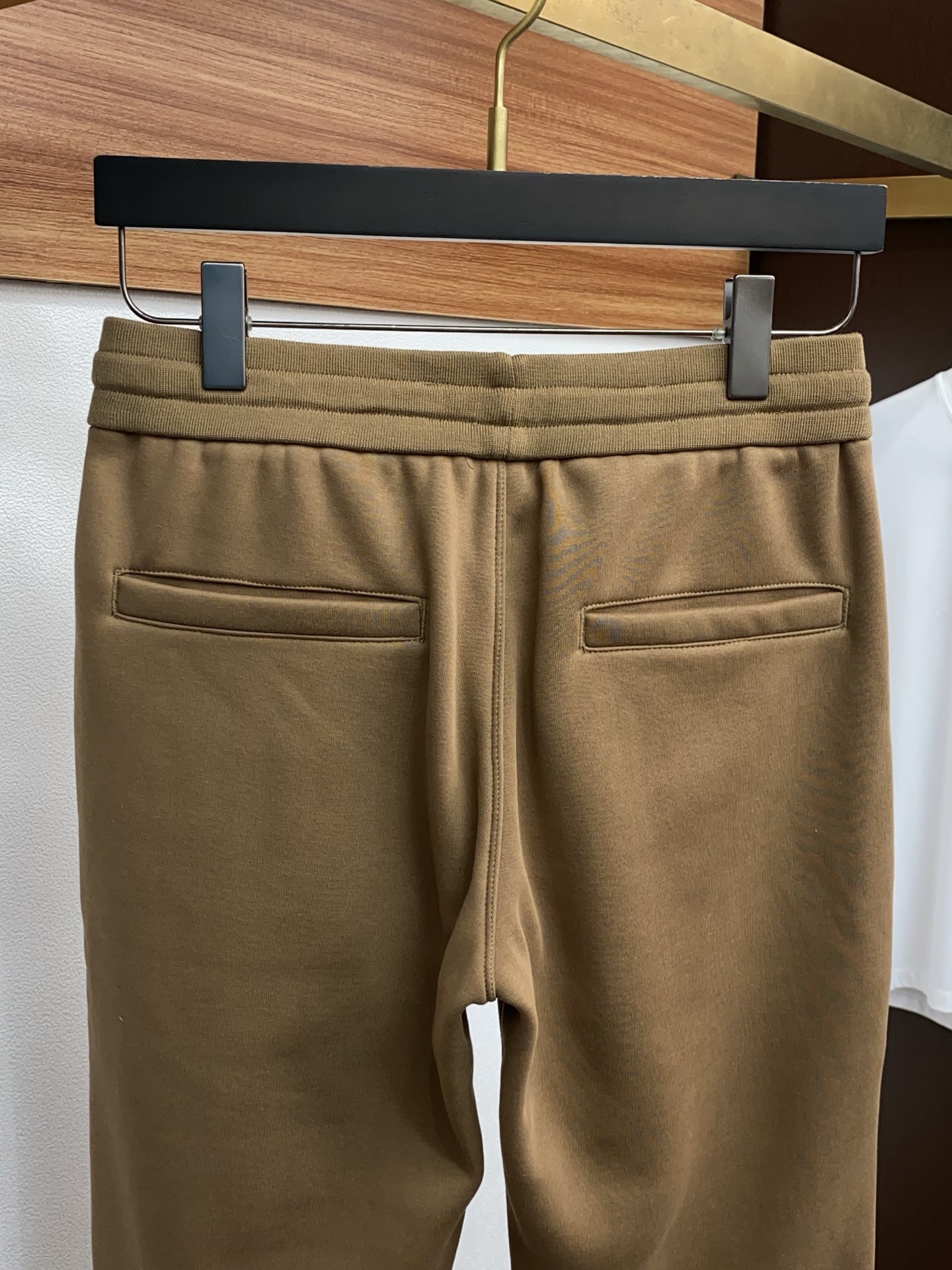 lp🆕 诺悠翩雅 2025 秋冬定制加绒休闲裤 干净利落剪裁，都市风十足 采用精纺面料手感软糯干爽，上身