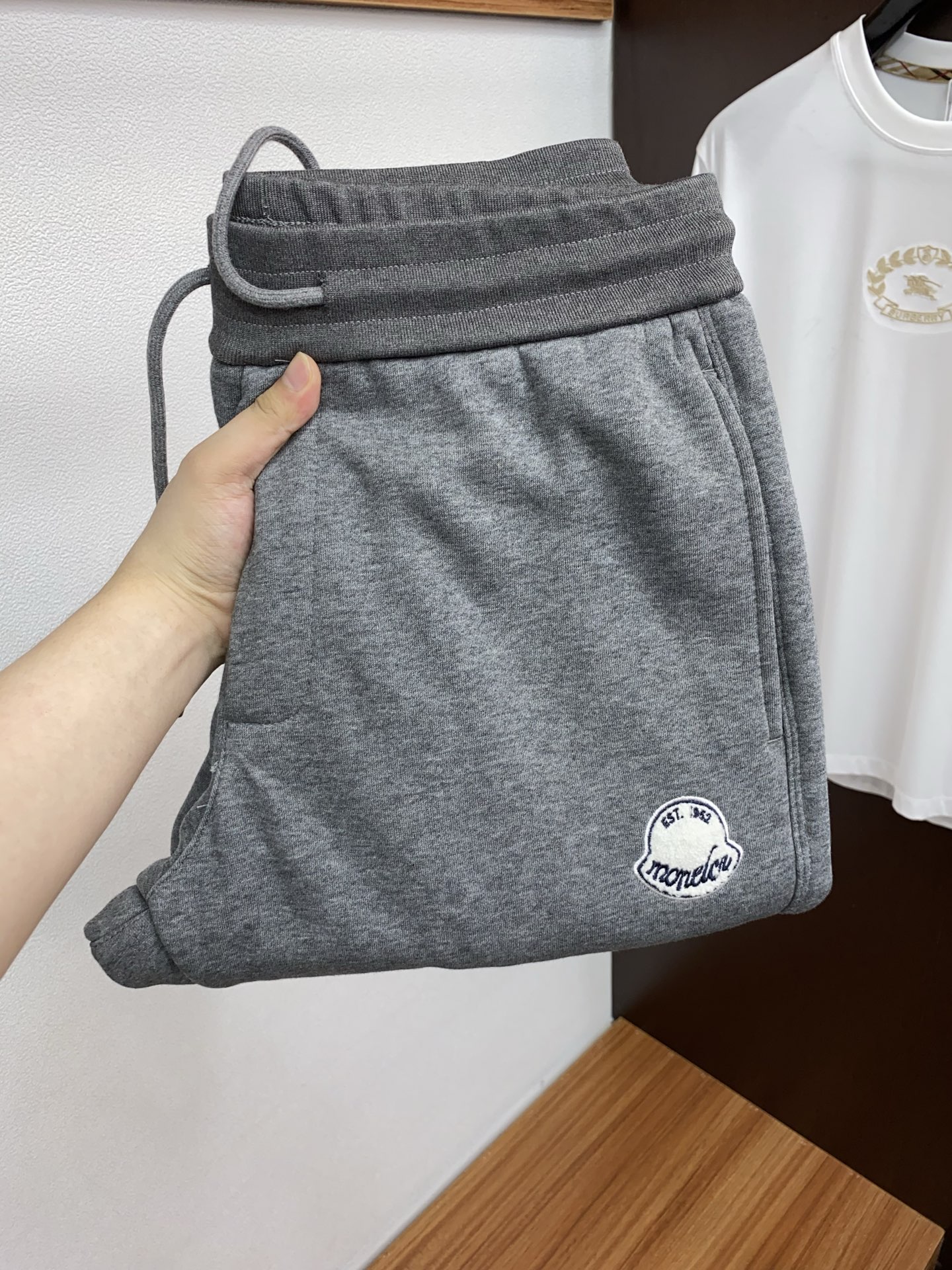 NO:606334,Mengkou autumn and winter custom-made velvet casual pants. Clean and neat tailoring, full of urban style. Made of worsted fabric, which feels soft and dry, and the upper body effect is crisp and stylish. Exquisite hardware, very beautiful logo design, so many top-quality raw materials, creating a high-end product with unparalleled value, the first choice for high-end fashion people. Size S-XXL, Moncler, alexander wang19860909蒙口 秋冬定制加绒休闲裤 干净利落剪裁,都市风十足 采用精纺面料手感软糯干爽,上身效果挺括有型.五金精致,logo设计非常好看如此众多的顶级原料,打造出价值感无与伦比的高端产品,高端潮流时尚人士首选 尺码 S-XXL,,Moncler,alexander wang,Men's clothing